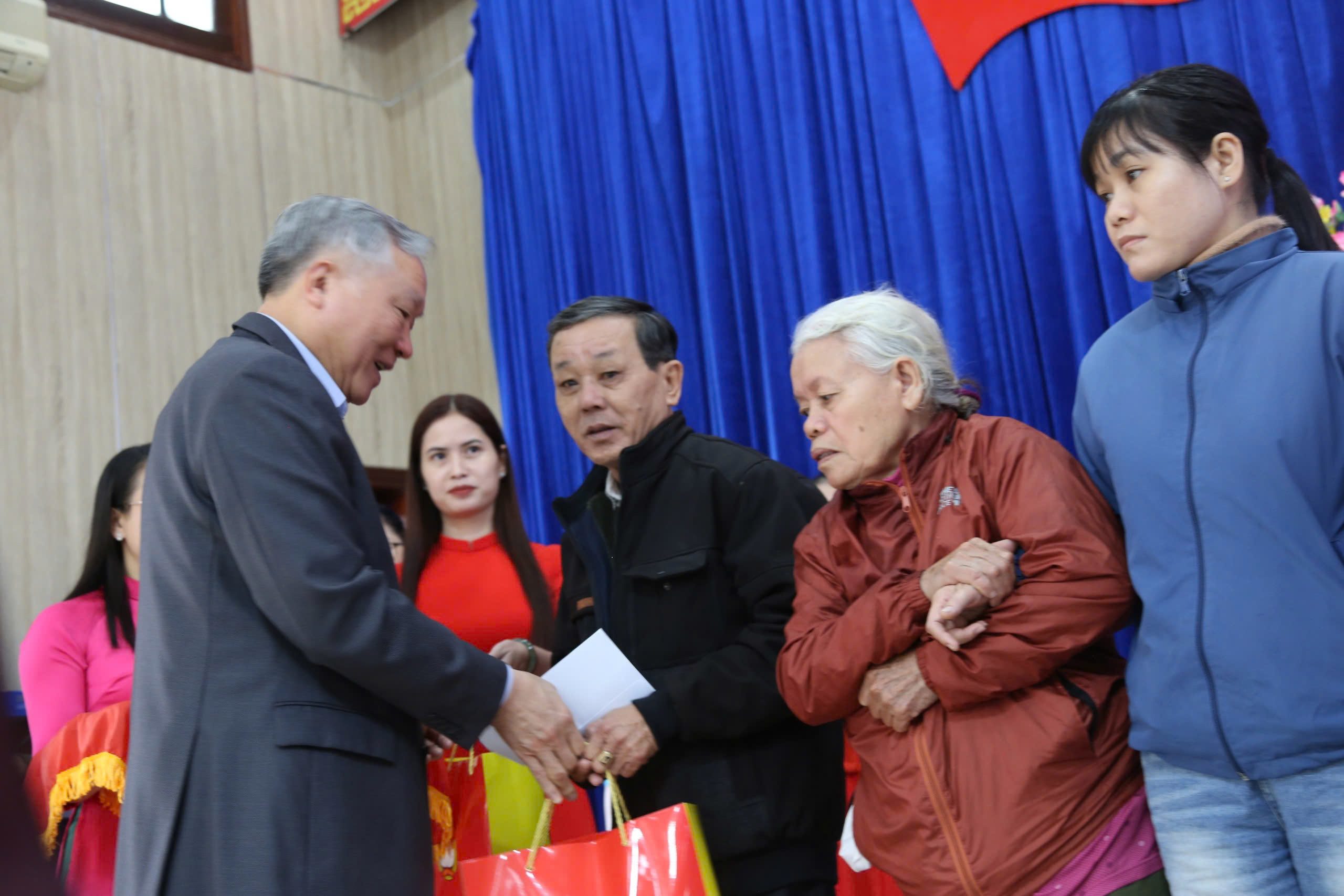 Phó Thủ tướng Thường trực Nguyễn Hòa Bình tặng quà Tết tại Quảng Nam- Ảnh 1. Phó Thủ tướng Thường trực Nguyễn Hòa Bình tặng quà Tết tại Quảng Nam- Ảnh 1.