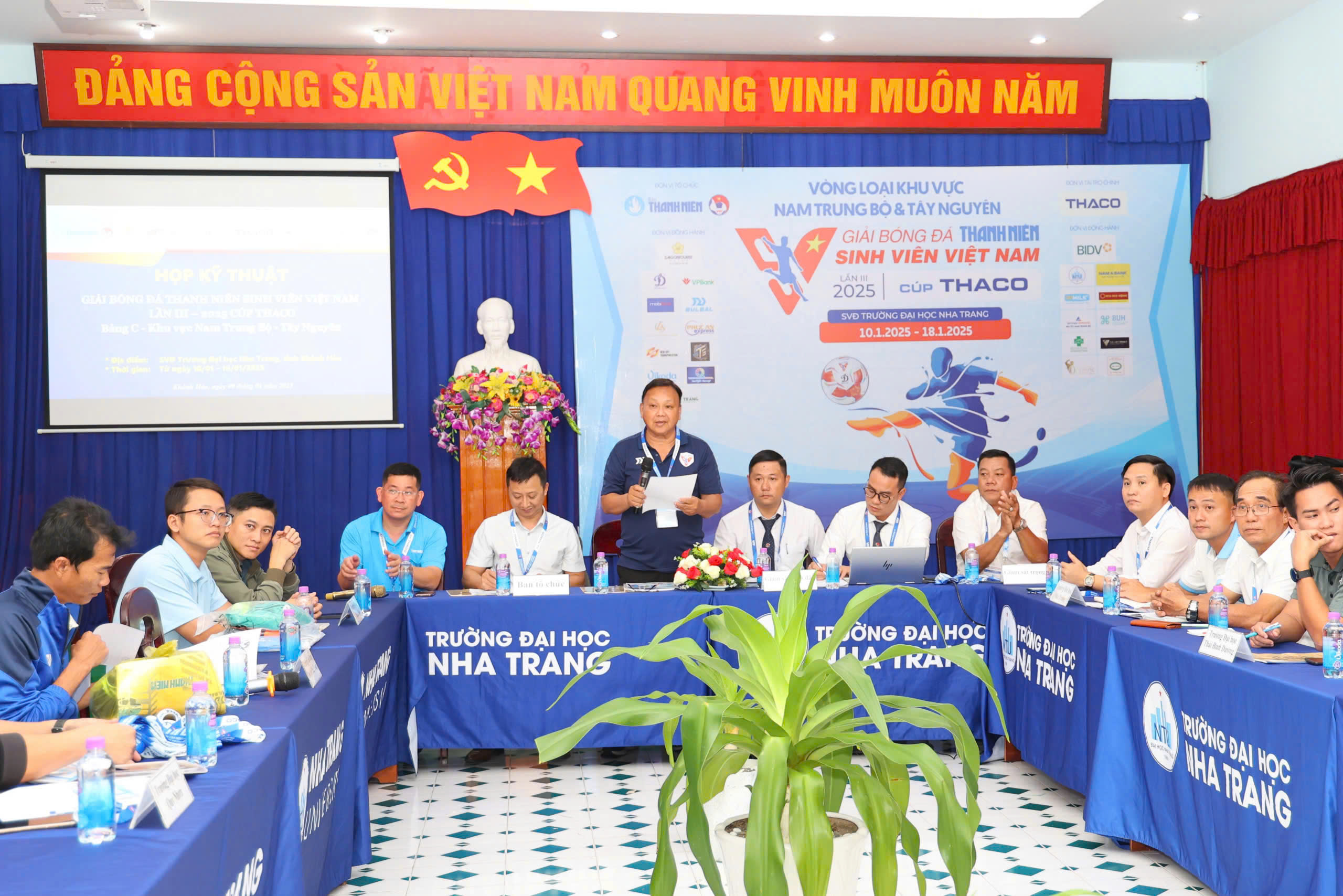 Phố biển tưng bừng khai hội- Ảnh 1. Phố biển tưng bừng khai hội- Ảnh 1.