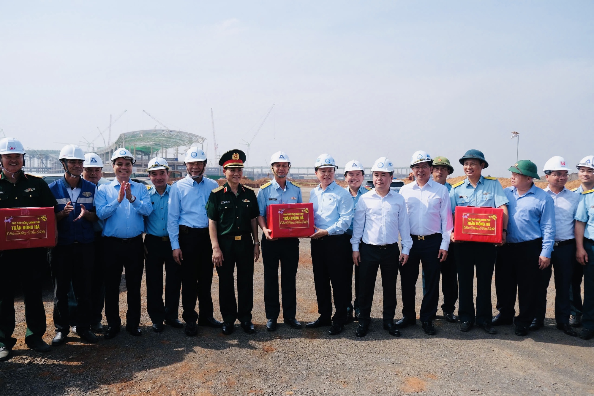 Phó thủ tướng Trần Hồng Hà thăm, tặng quà công nhân, người dân tại Long Thành- Ảnh 1. Phó thủ tướng Trần Hồng Hà thăm, tặng quà công nhân, người dân tại Long Thành- Ảnh 1.