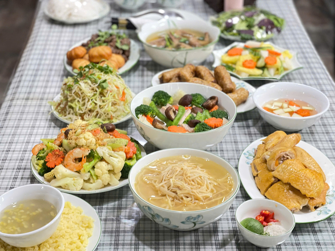 z6238798810364_e8dfbc175fe88eaad83a5e556f863af9-112338_248.jpg Thoạt nhìn, cỗ Bát Tràng có những món ăn gần giống như cỗ cưới, cỗ sự kiện nhưng từng món ăn trong mâm đều là kết quả của quy trình chọn lọc nguyên liệu và nấu ăn rất cầu kỳ. Ảnh: Linh Linh.