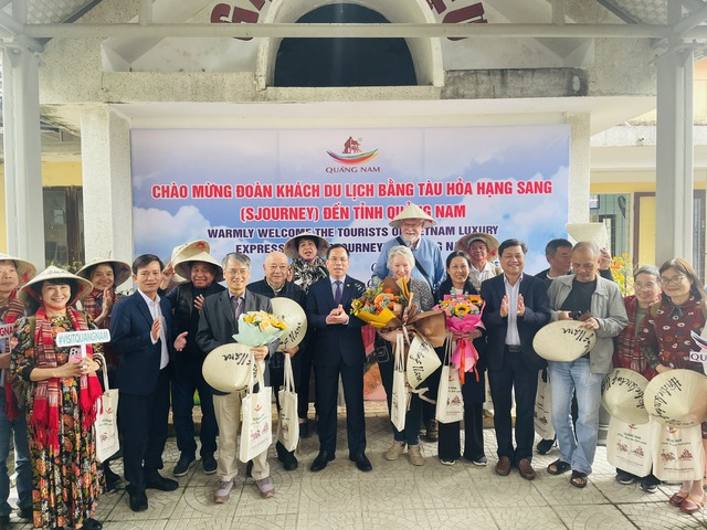 Quảng Nam đón đoàn khách du lịch đầu tiên bằng tàu hỏa hạng sang - Ảnh 1. Quảng Nam đón đoàn khách du lịch đầu tiên bằng tàu hỏa hạng sang - Ảnh 1.