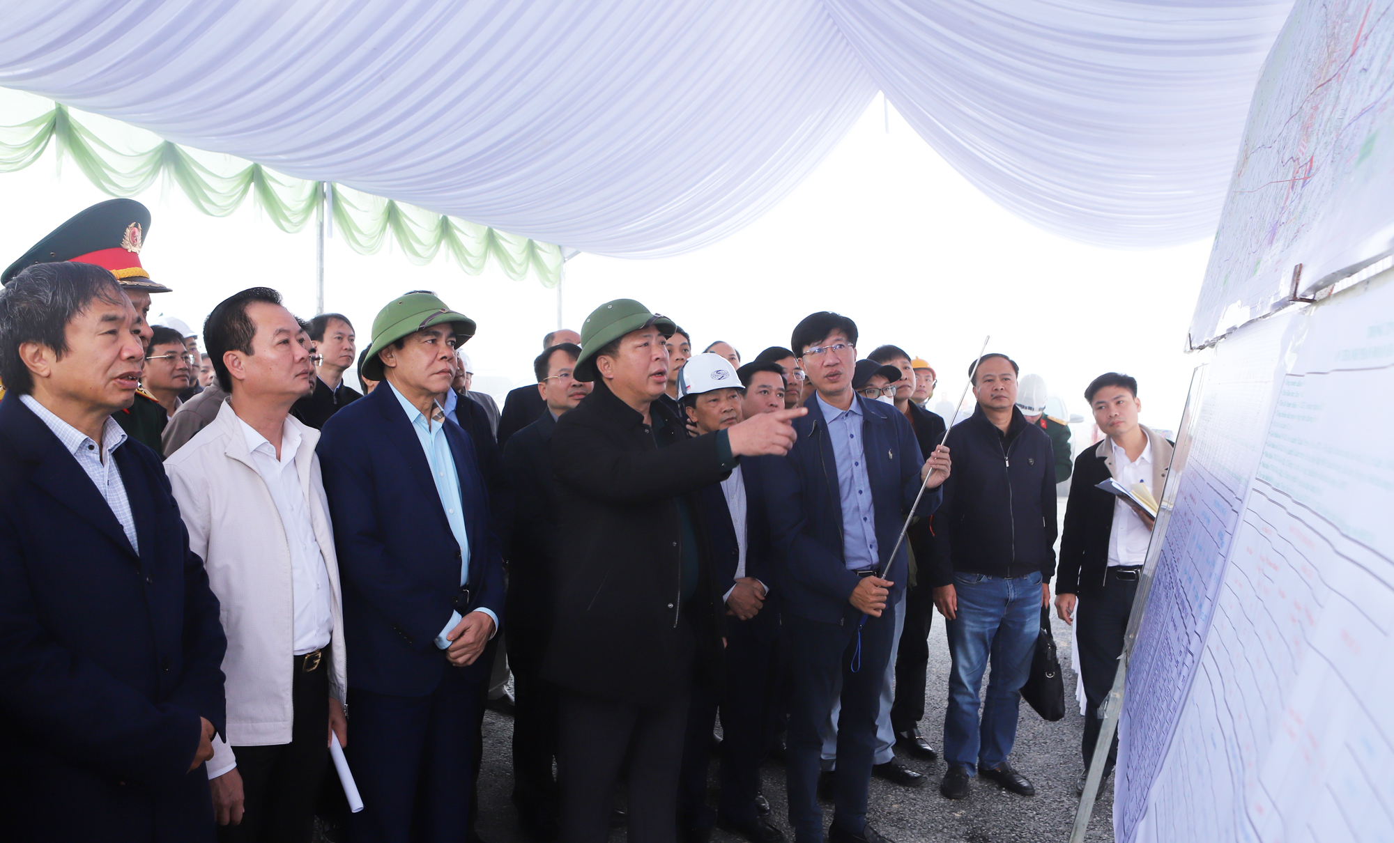 Quyết tâm đưa 2 dự án cao tốc qua Hà Tĩnh về đích trước 8 tháng- Ảnh 1. Quyết tâm đưa 2 dự án cao tốc qua Hà Tĩnh về đích trước 8 tháng- Ảnh 1.