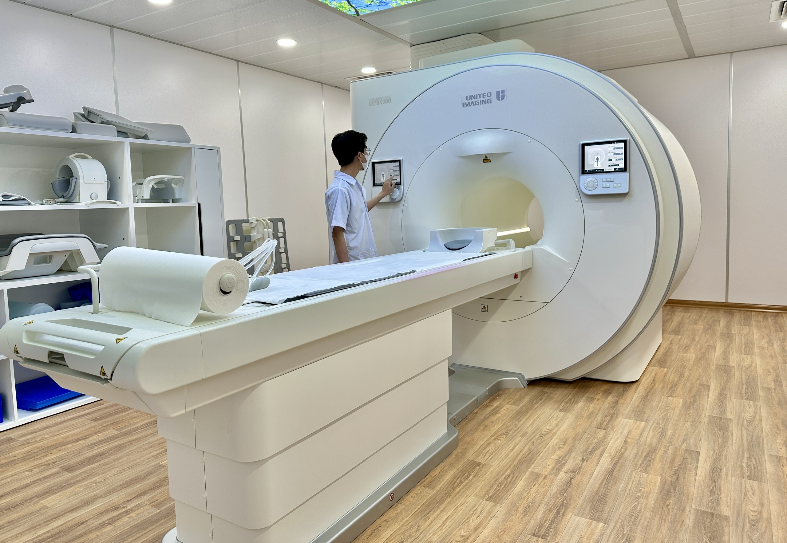 Hậu Giang: Ra mắt hệ thống MRI 3.0 Tesla chẩn đoán sớm ung thư, đột quỵ- Ảnh 1. Hậu Giang: Ra mắt hệ thống MRI 3.0 Tesla chẩn đoán sớm ung thư, đột quỵ- Ảnh 1.