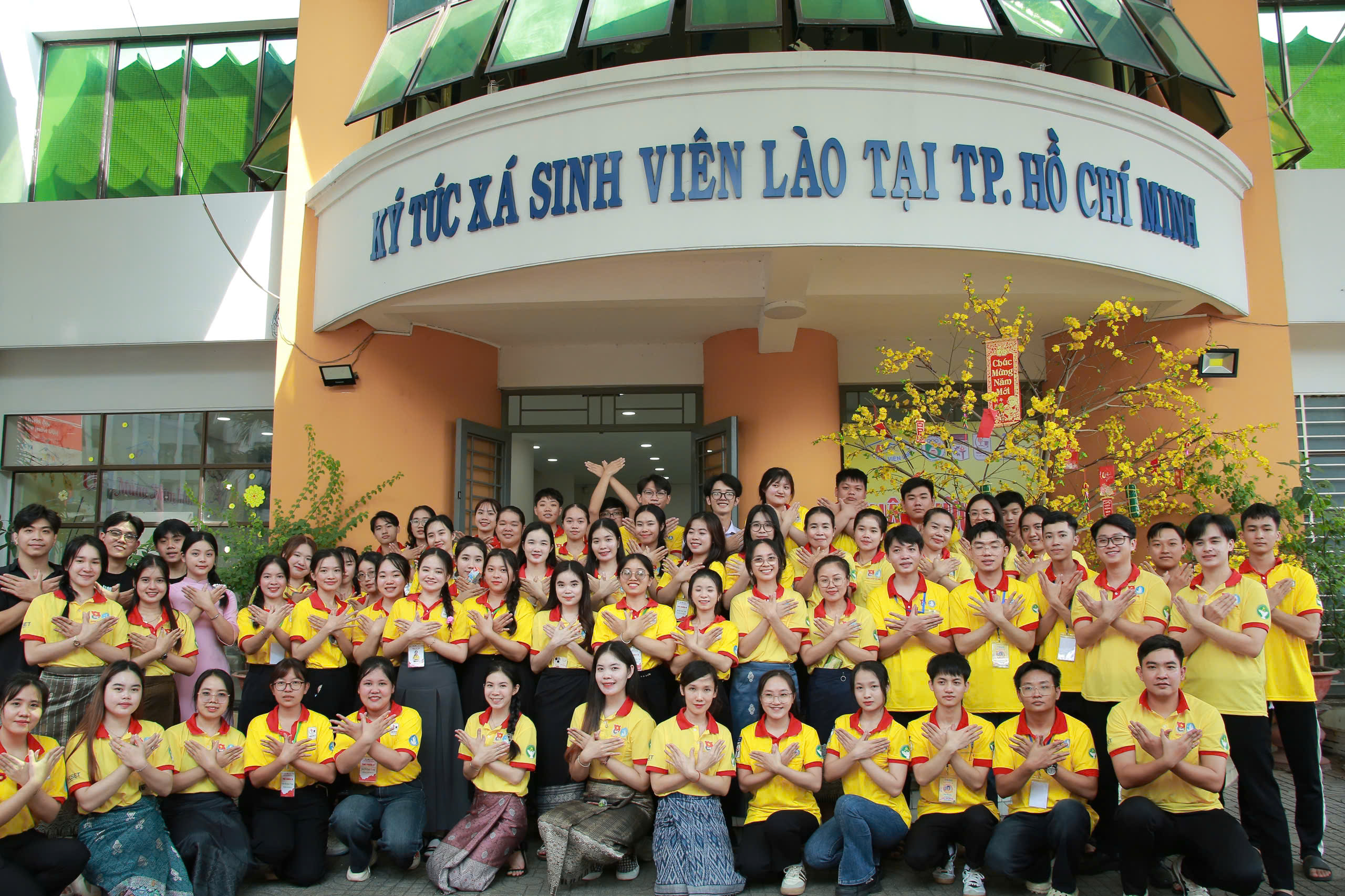 TP HCM: Sinh viên Lào, Campuchia trổ tài gói bánh tét trước thềm Tết Nguyên đán- Ảnh 1. TP HCM: Sinh viên Lào, Campuchia trổ tài gói bánh tét trước thềm Tết Nguyên đán- Ảnh 1.