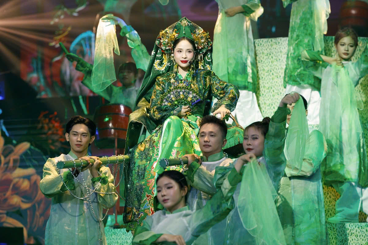 Ca nương Kiều Anh gây bão mạng xã hội qua tiết mục mashup "Phong nữ - Cô Đôi thượng ngàn" Ca nương Kiều Anh gây bão mạng xã hội qua tiết mục mashup "Phong nữ - Cô Đôi thượng ngàn"