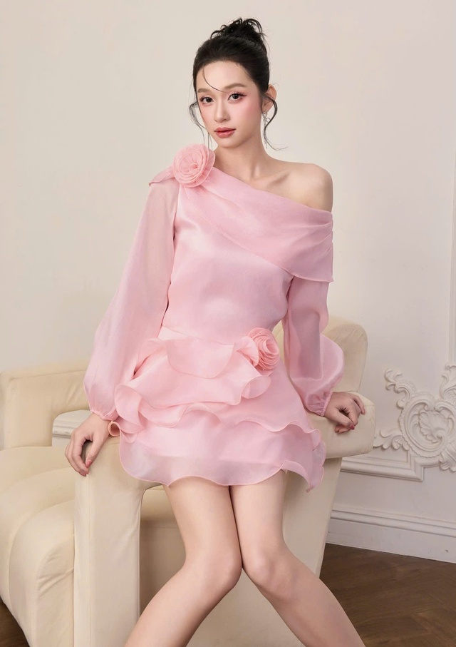 Sức hút của váy áo đính kết tinh xảo- Ảnh 1. Sức hút của váy áo đính kết tinh xảo- Ảnh 1.