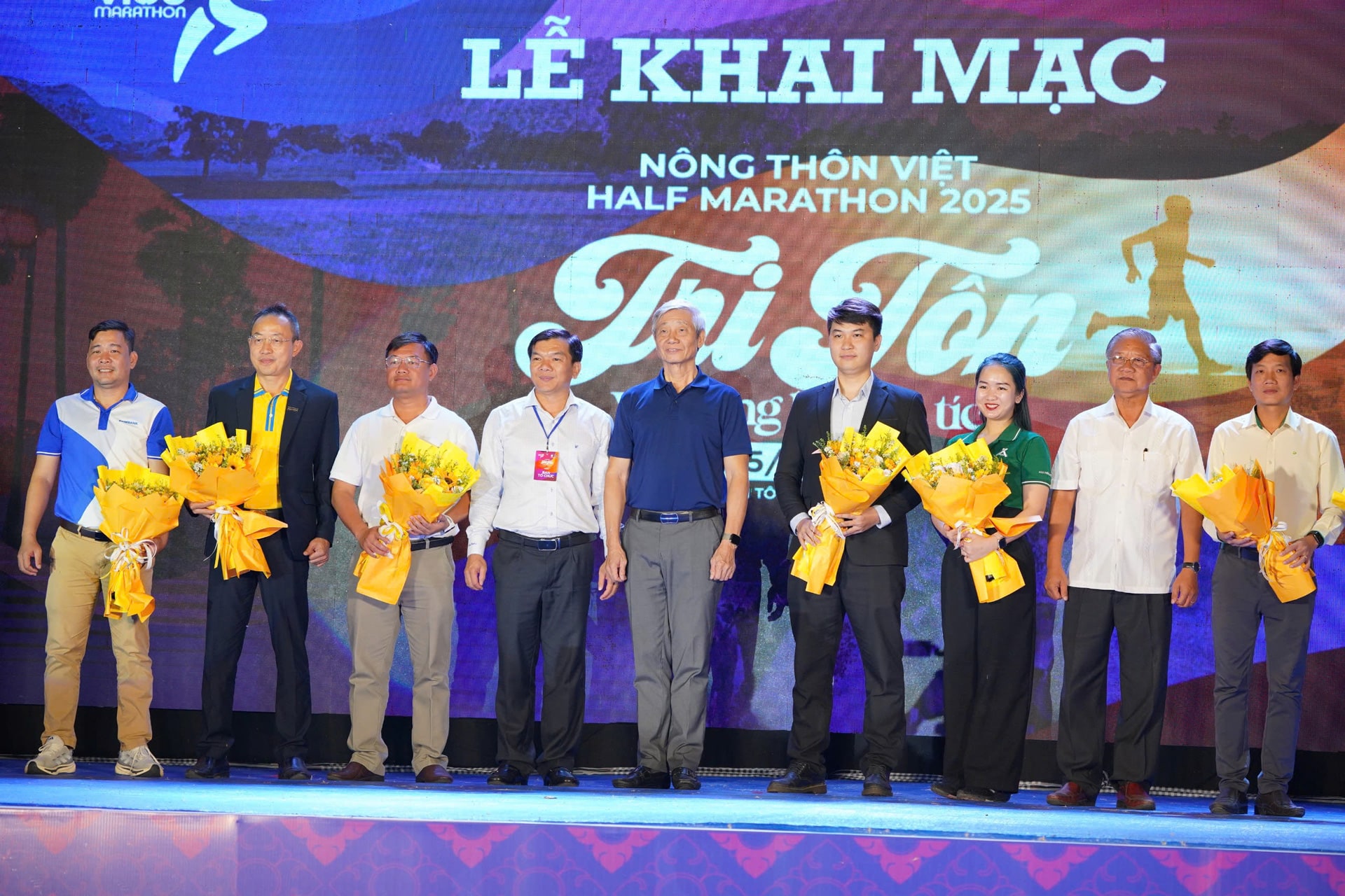 Lãnh đạo huyện Tri Tôn trao hoa cảm ơn cho các nhà tài trợ 1