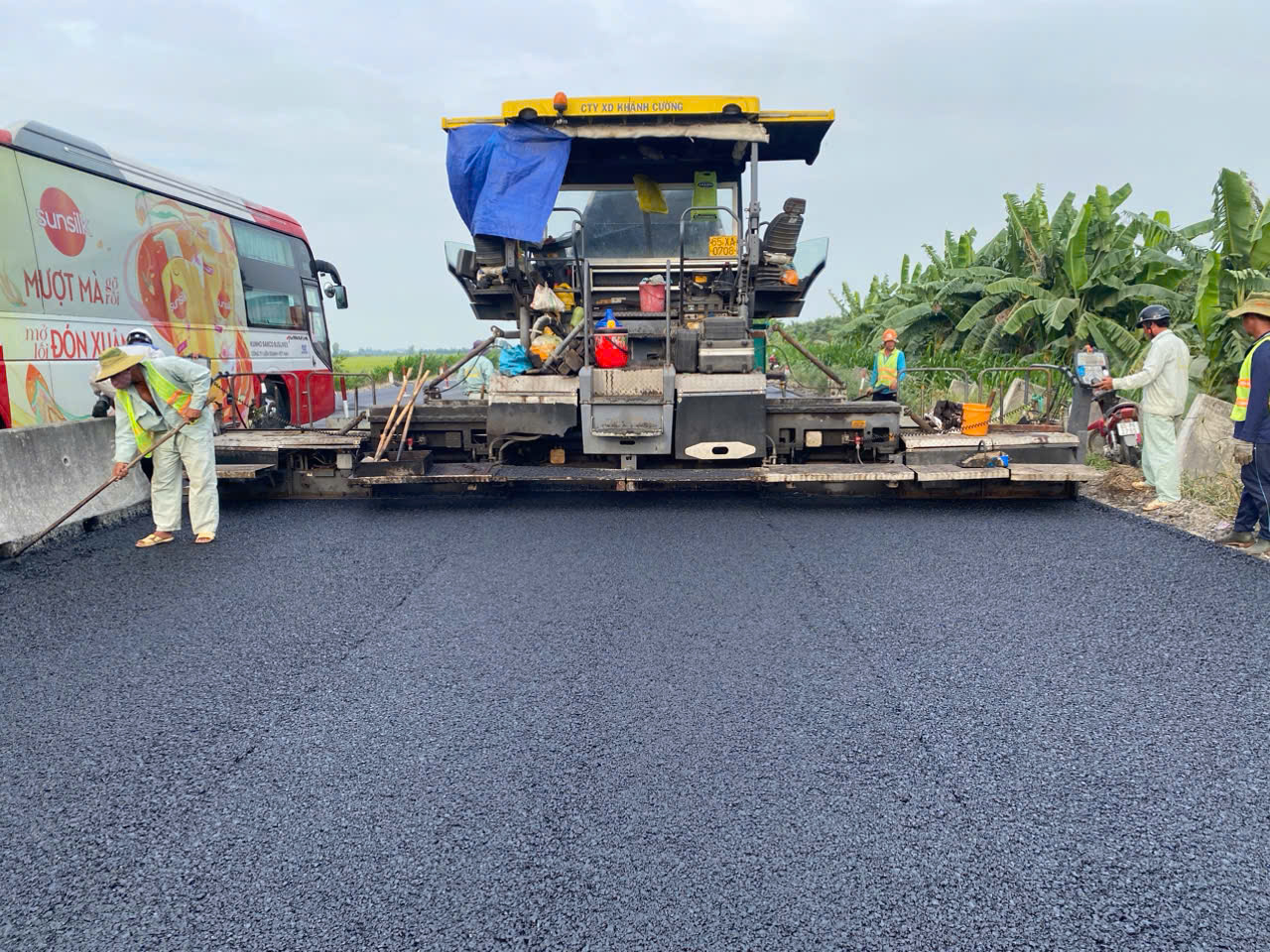 Tăng ca kíp, thi công xuyên Tết đua tiến độ nâng cấp tuyến Lộ Tẻ - Rạch Sỏi- Ảnh 1. Tăng ca kíp, thi công xuyên Tết đua tiến độ nâng cấp tuyến Lộ Tẻ - Rạch Sỏi- Ảnh 1.