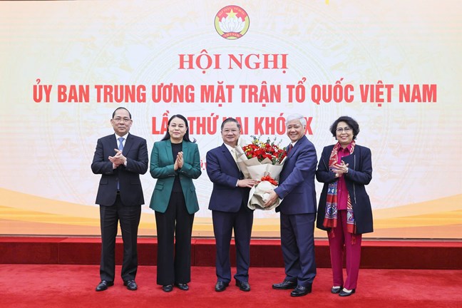 Ban Thường trực Ủy ban Trung ương Mặt trận Tổ quốc Việt Nam tặng hoa chúc mừng ông Trần Việt Trường