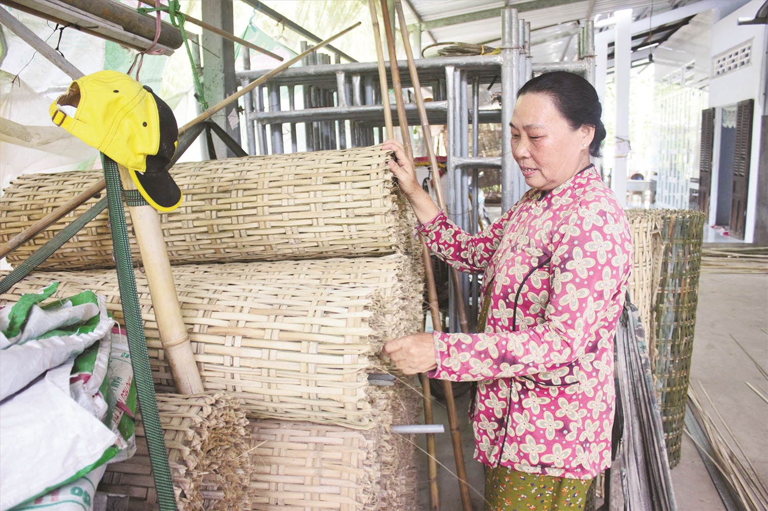 Bà Quách Thị Hiệp là một trong những người hiếm hoi còn giữ nghề đan mê bồ ở ấp 4, xã Long Trị A, thị xã Long Mỹ, tỉnh Hậu Giang. Bà Quách Thị Hiệp là một trong những người hiếm hoi còn giữ nghề đan mê bồ ở ấp 4, xã Long Trị A, thị xã Long Mỹ, tỉnh Hậu Giang.