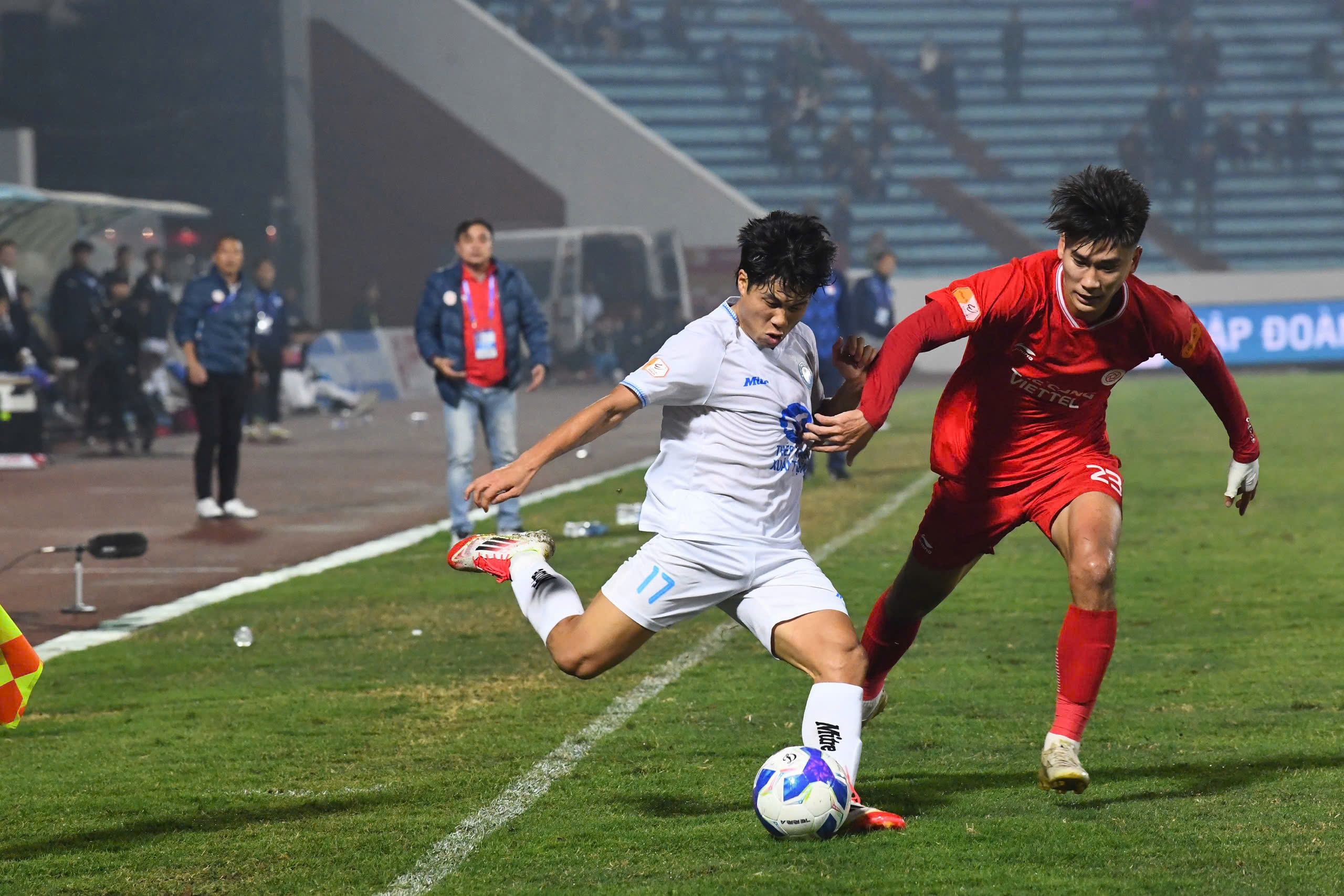 Bảng xếp hạng vòng 10 V-League: Thiếu Xuân Son, CLB Nam Định lỡ cơ hội lên đỉnh- Ảnh 1. Bảng xếp hạng vòng 10 V-League: Thiếu Xuân Son, CLB Nam Định lỡ cơ hội lên đỉnh- Ảnh 1.
