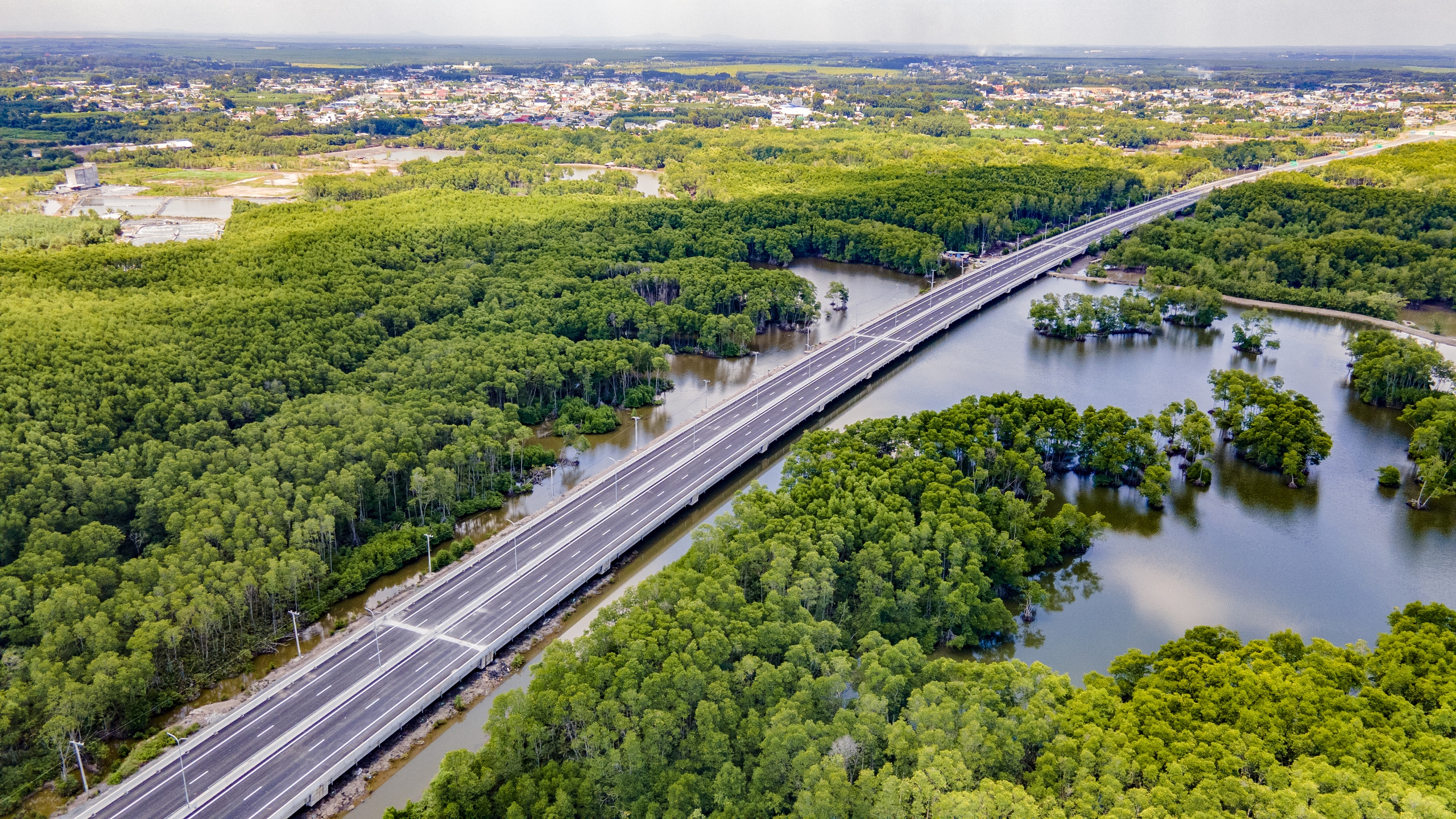 Thông xe tạm gần 10km cao tốc Bến Lức - Long Thành, phương tiện lưu thông thế nào?- Ảnh 1. Thông xe tạm gần 10km cao tốc Bến Lức - Long Thành, phương tiện lưu thông thế nào?- Ảnh 1.