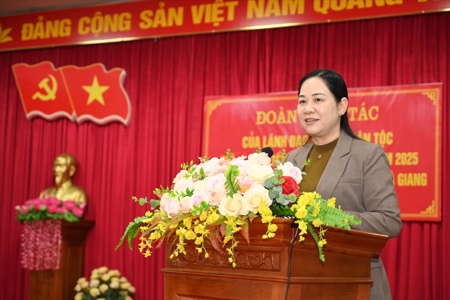 Trong chuyến công tác Thứ trưởng, Phó Chủ nhiệm Nông Thị Hà đã ân cần thăm hỏi, động viên và gửi lời chúc mừng năm mới tới cán bộ và nhân dân các huyện Bắc Quang, Vị Xuyên, tỉnh Hà Giang Trong chuyến công tác Thứ trưởng, Phó Chủ nhiệm Nông Thị Hà đã ân cần thăm hỏi, động viên và gửi lời chúc mừng năm mới tới cán bộ và nhân dân các huyện Bắc Quang, Vị Xuyên, tỉnh Hà Giang