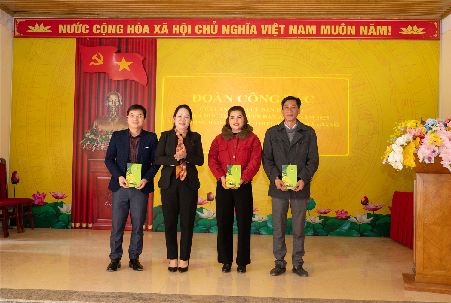 Thứ trưởng, Phó Chủ nhiệm UBDT Nông Thị Hà tặng quà cho tập thể các xã Lạc Nông, Đường Hồng, Yên Cường thuộc huyện Bắc Mê , tỉnh Hà Giang Thứ trưởng, Phó Chủ nhiệm UBDT Nông Thị Hà tặng quà cho tập thể các xã Lạc Nông, Đường Hồng, Yên Cường thuộc huyện Bắc Mê , tỉnh Hà Giang