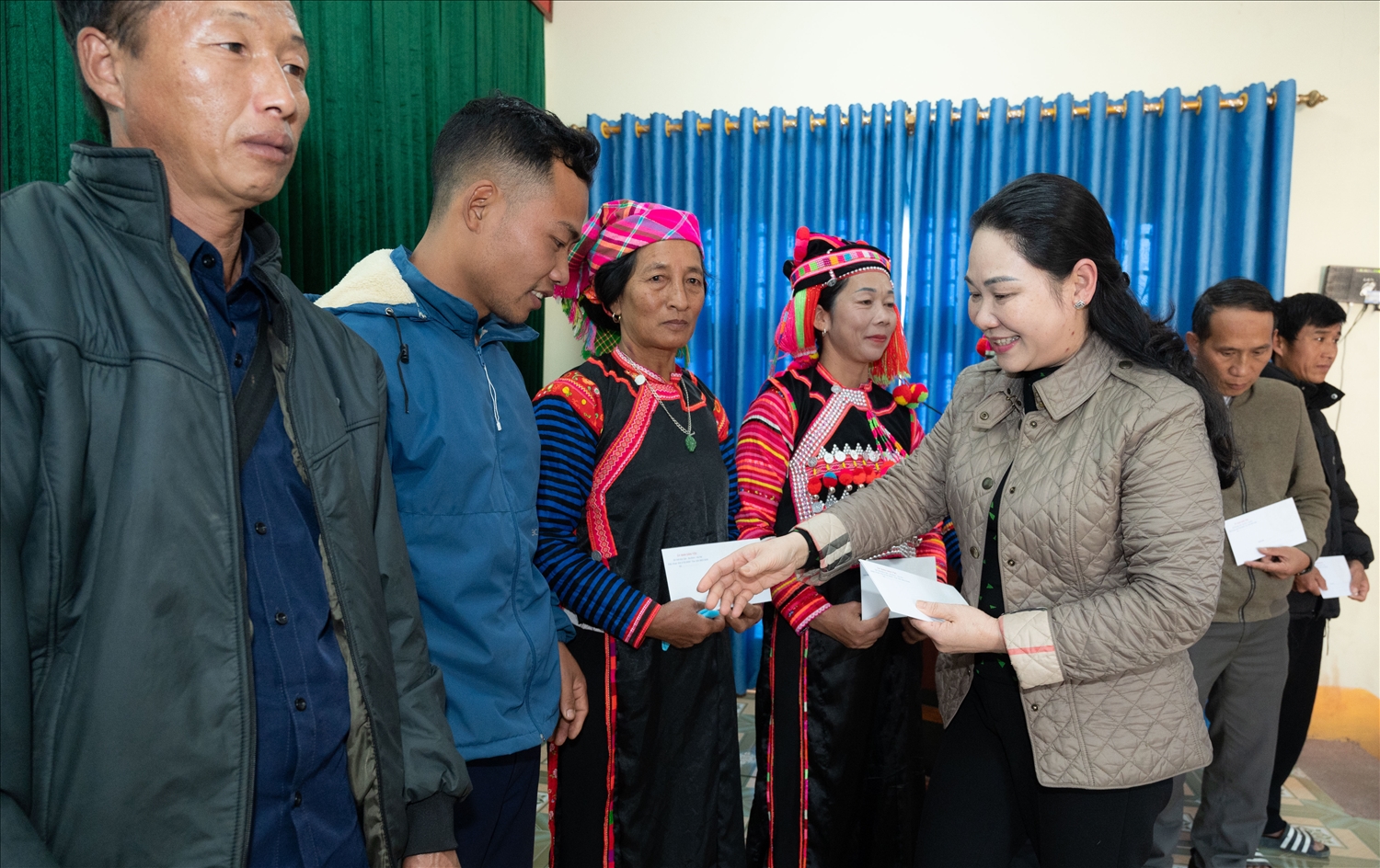 Thứ trưởng, Phó Chủ nhiệm Nông Thị Hà thăm hỏi, động viên và tặng quà cho Người có uy tín xã Chung Chải, huyện Mường Nhé Thứ trưởng, Phó Chủ nhiệm Nông Thị Hà thăm hỏi, động viên và tặng quà cho Người có uy tín xã Chung Chải, huyện Mường Nhé