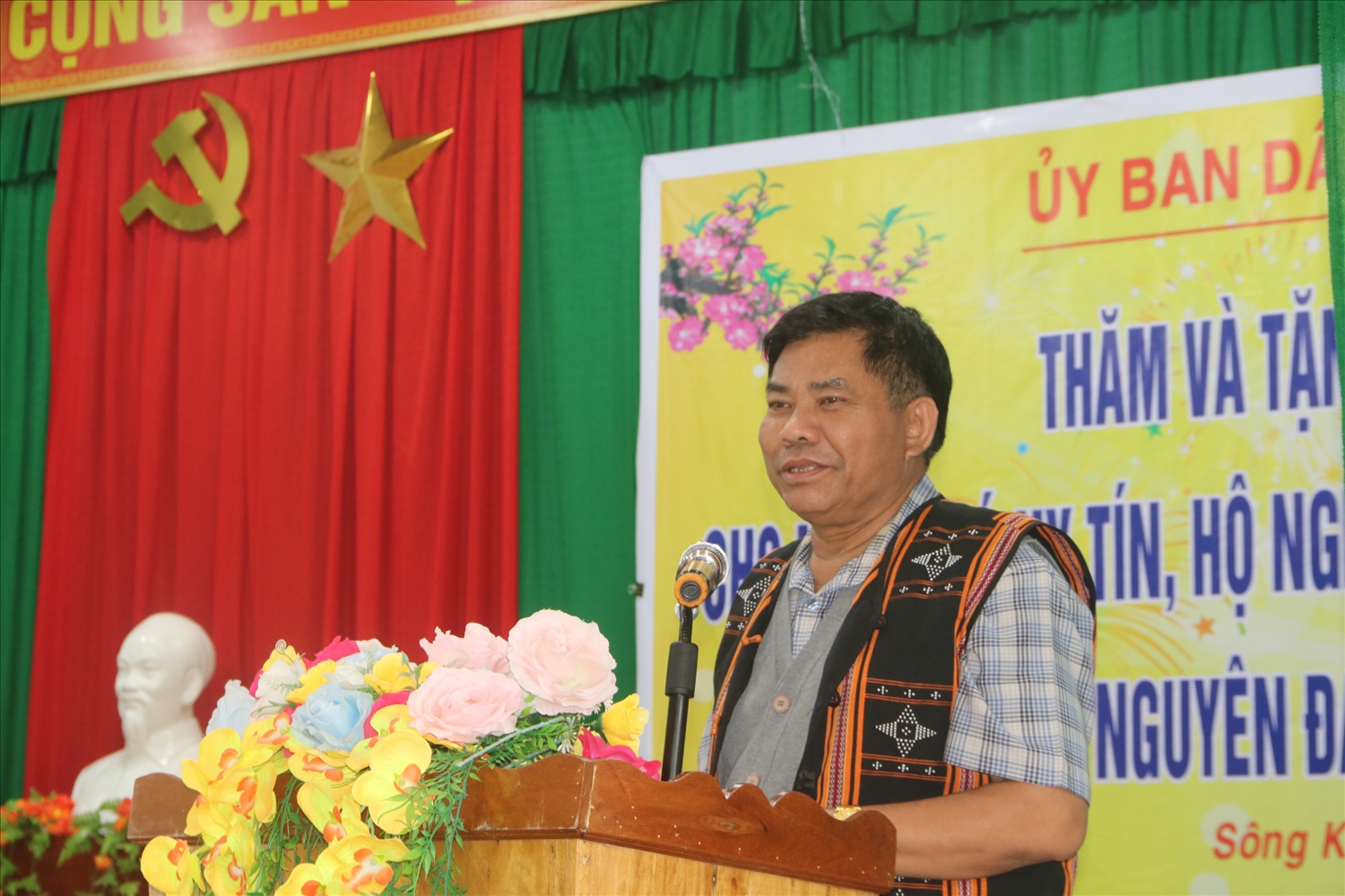 Thứ trưởng, Phó Chủ nhiệm UBDT chúc Tết lãnh đạo, Nhân dân tại huyện Đông Giang nhân dịp Tết Nguyên đán Ất Tỵ 2015. Thứ trưởng, Phó Chủ nhiệm UBDT chúc Tết lãnh đạo, Nhân dân tại huyện Đông Giang nhân dịp Tết Nguyên đán Ất Tỵ 2015.