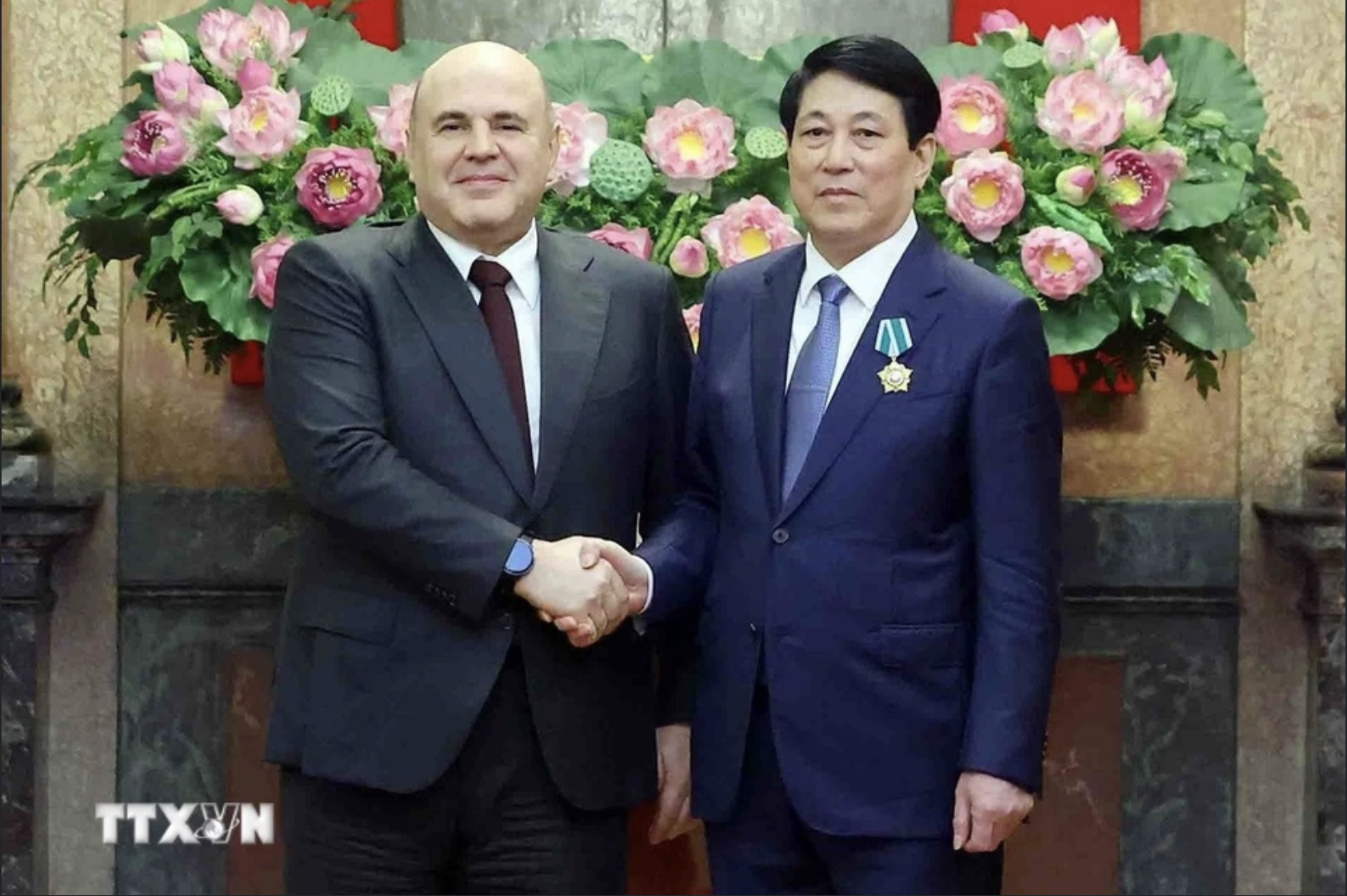 Thủ tướng Nga trao Huân chương Hữu nghị tặng Chủ tịch nước Lương Cường- Ảnh 1. Thủ tướng Nga trao Huân chương Hữu nghị tặng Chủ tịch nước Lương Cường- Ảnh 1.
