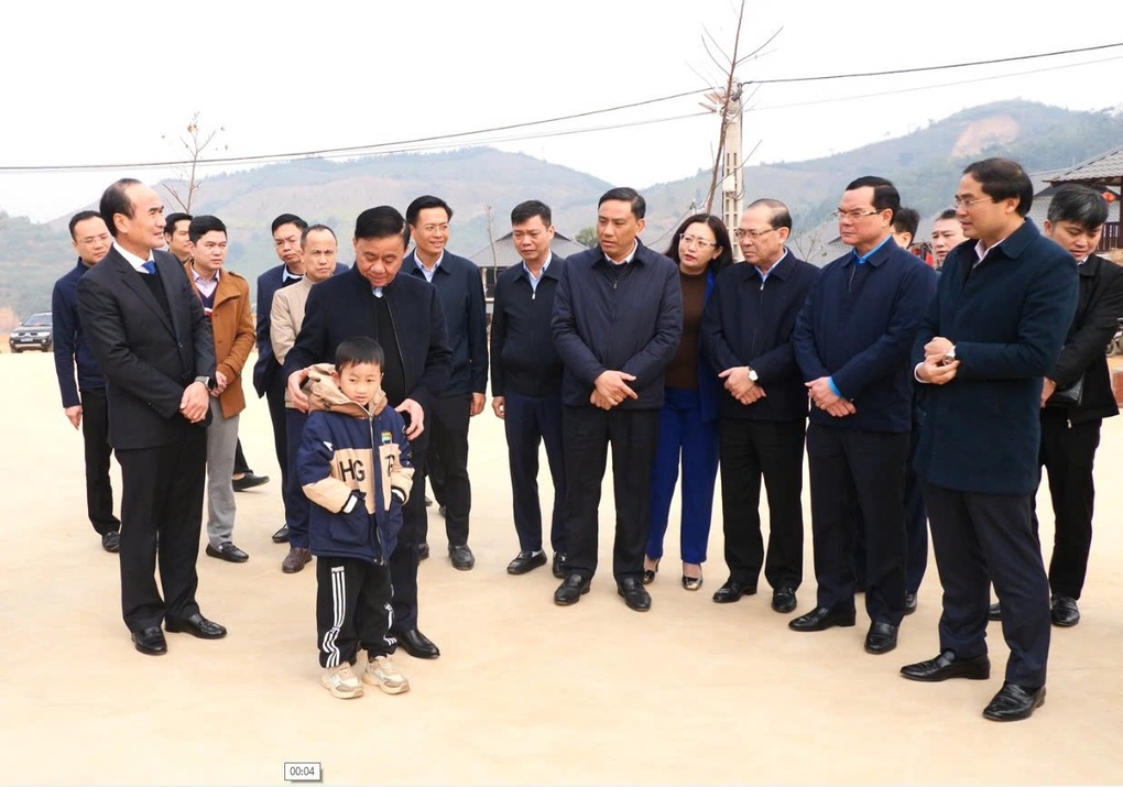 Thường trực Ban Bí thư thăm, tặng quà Tết cho bà con Làng Nủ - 1 Thường trực Ban Bí thư thăm, tặng quà Tết cho bà con Làng Nủ - 1