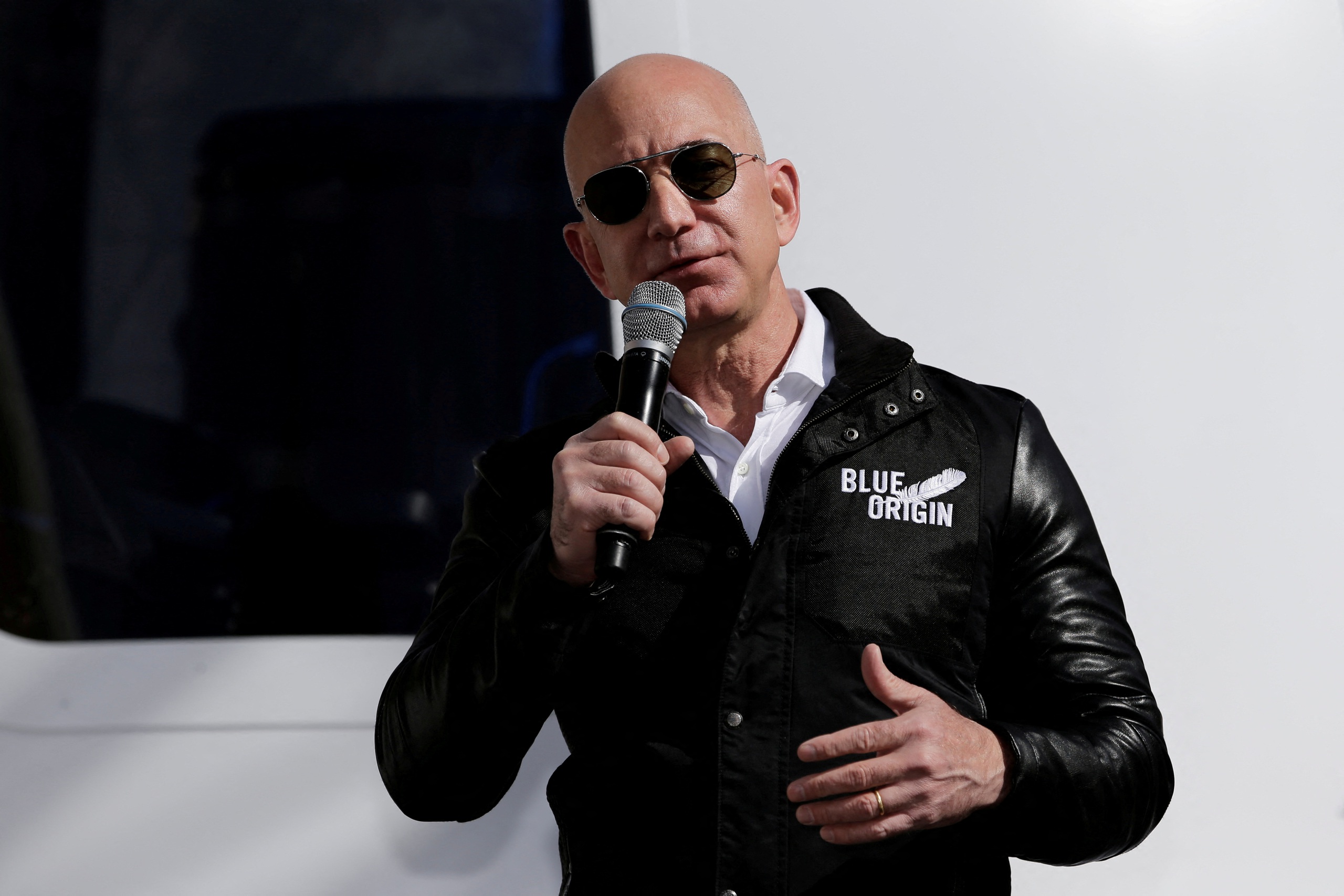 Tỉ phú Jeff Bezos nghĩ sao về tầm ảnh hưởng của ông Elon Musk?- Ảnh 1. Tỉ phú Jeff Bezos nghĩ sao về tầm ảnh hưởng của ông Elon Musk?- Ảnh 1.