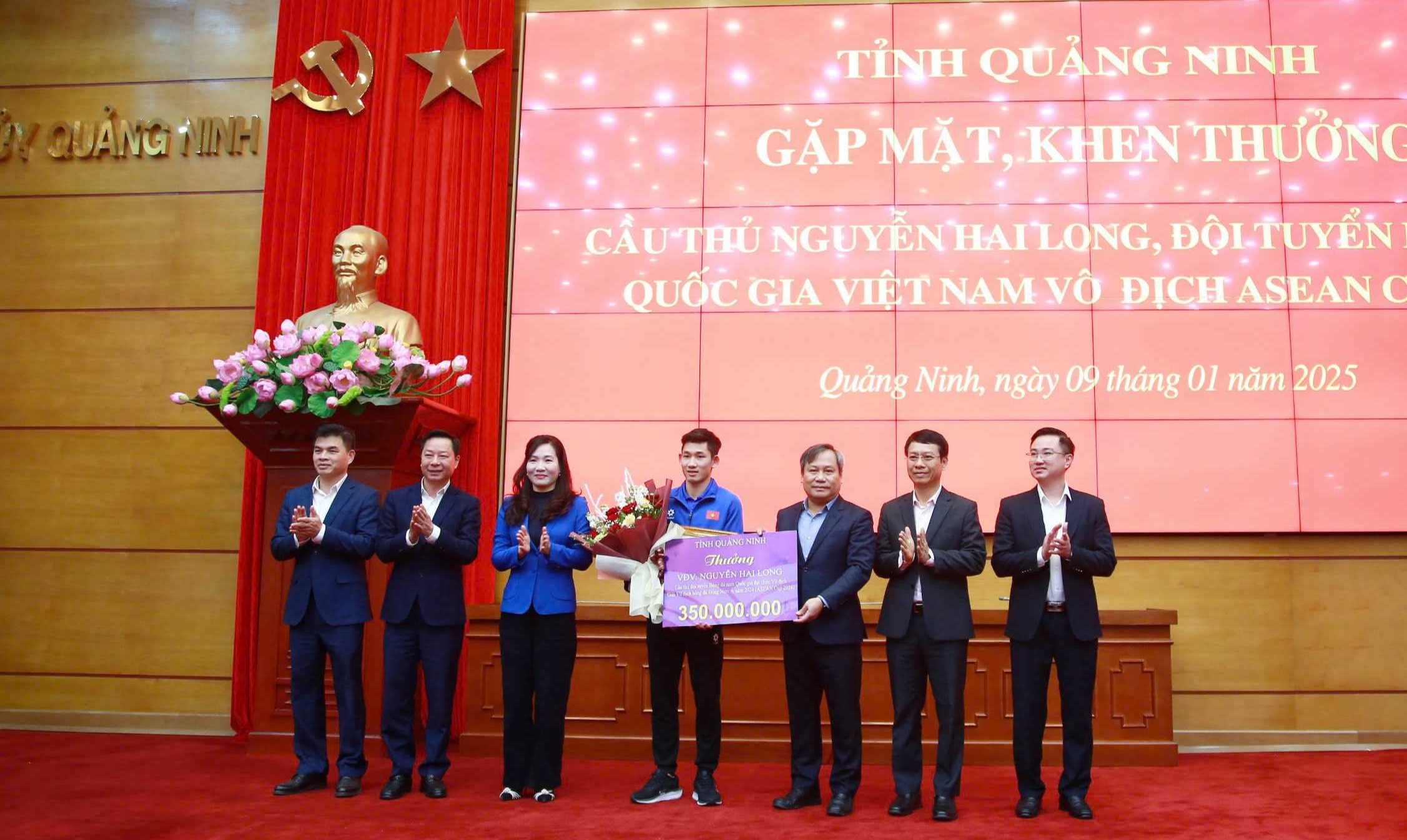 Tiền vệ Hai Long nhận gần 500 triệu đồng khen thưởng từ quê hương Quảng Ninh- Ảnh 1. Tiền vệ Hai Long nhận gần 500 triệu đồng khen thưởng từ quê hương Quảng Ninh- Ảnh 1.