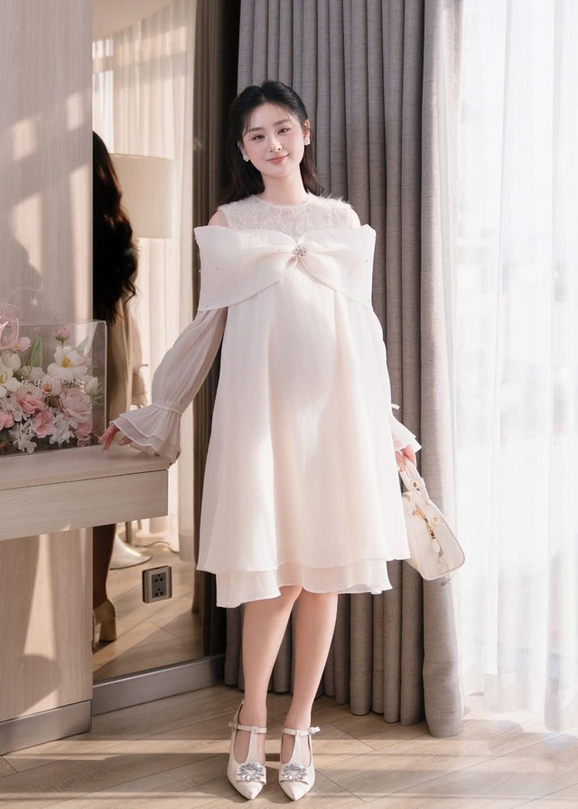 Trang phục mẹ bầu tỏa sáng với phong cách thời trang hiện đại- Ảnh 1. Trang phục mẹ bầu tỏa sáng với phong cách thời trang hiện đại- Ảnh 1.