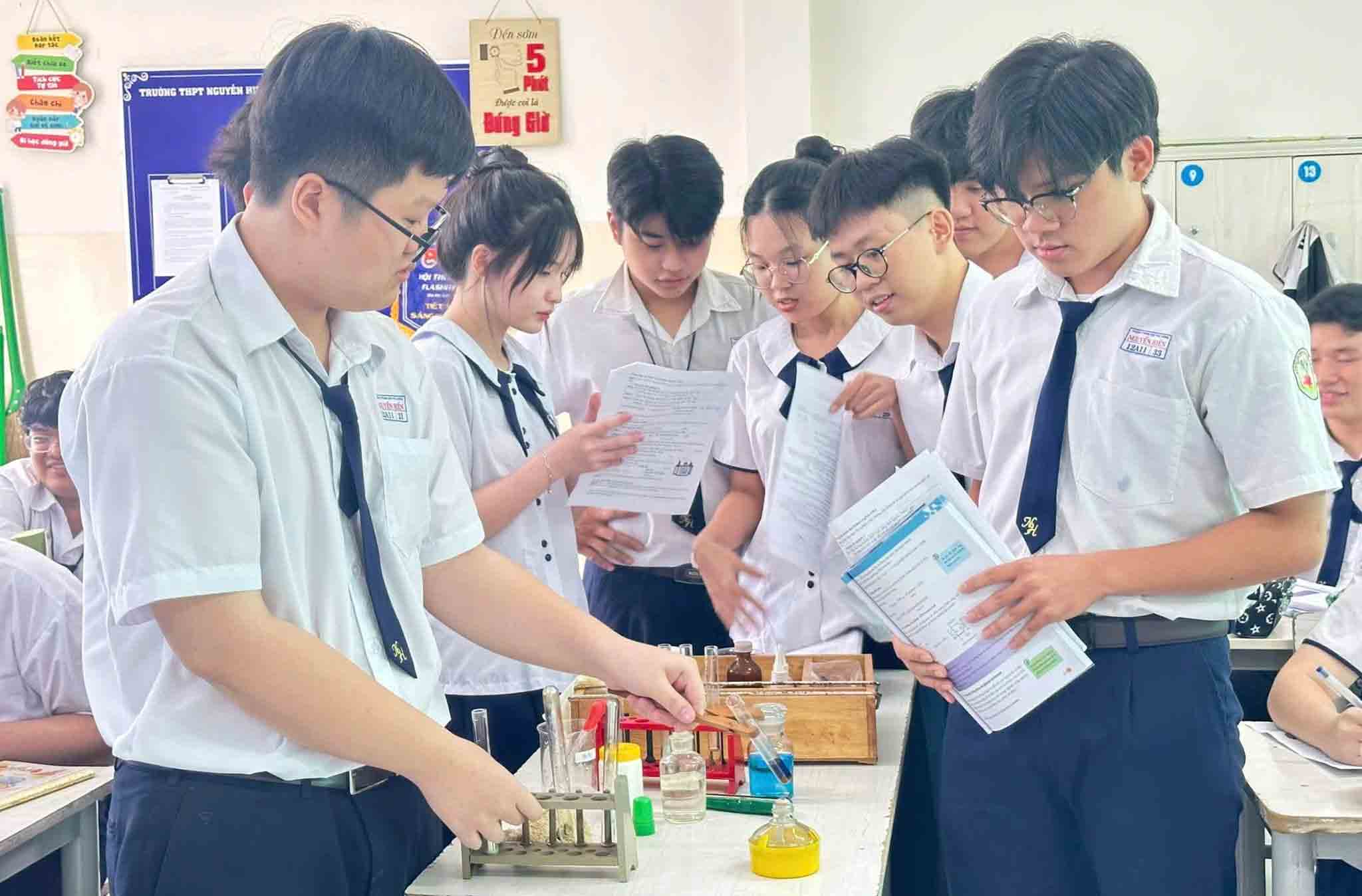 Tranh luận việc đưa tự luận vào kiểm tra định kỳ- Ảnh 1. Tranh luận việc đưa tự luận vào kiểm tra định kỳ- Ảnh 1.