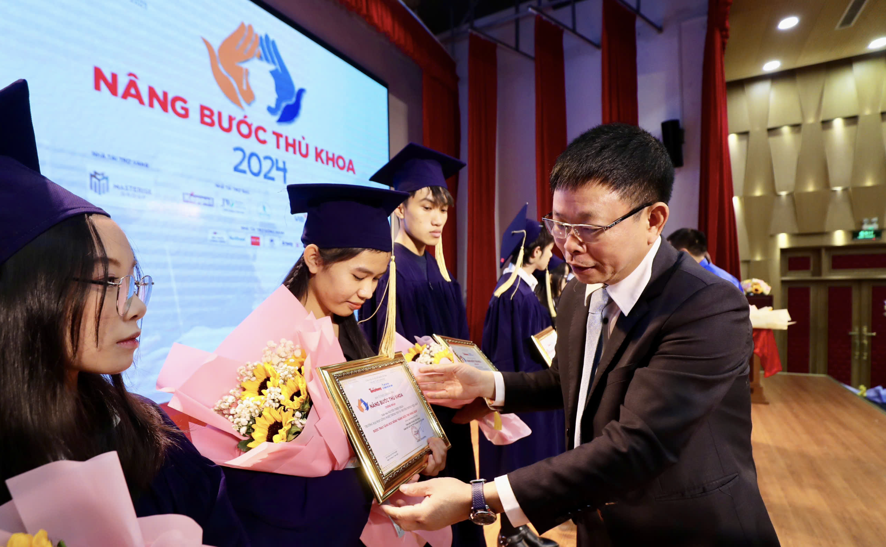 Trao 65 suất học bổng Trao 65 suất học bổng