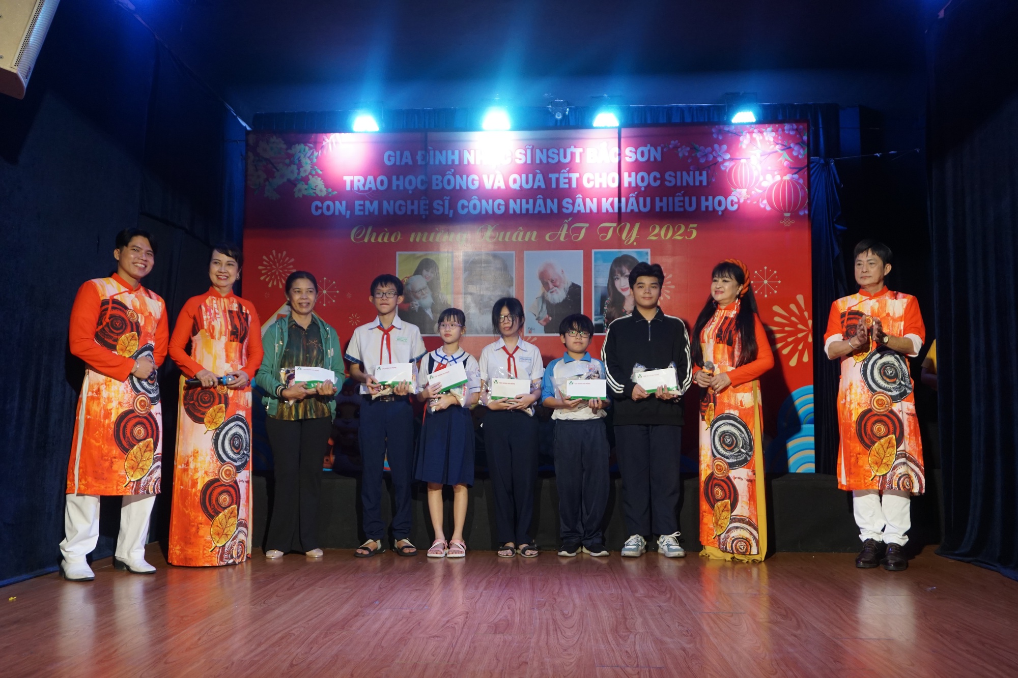 Trao học bổng Trao học bổng