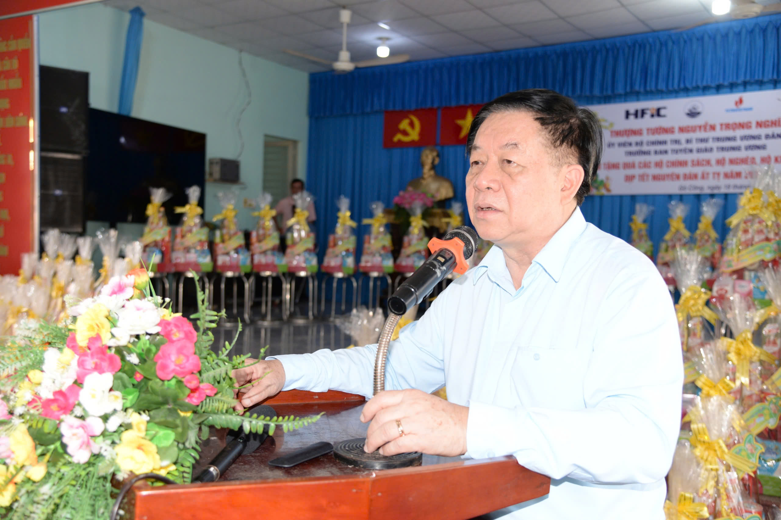 Trưởng Ban Tuyên giáo Trung ương tặng quà cho gia đình chính sách, hộ nghèo tại Tiền Giang- Ảnh 1. Trưởng Ban Tuyên giáo Trung ương tặng quà cho gia đình chính sách, hộ nghèo tại Tiền Giang- Ảnh 1.