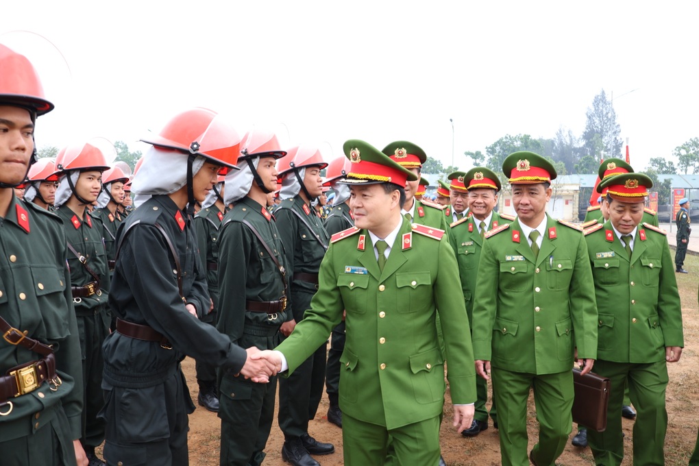 Tư lệnh Cảnh sát cơ động kiểm tra công tác huấn luyện các khối diễu binh - 1 Tư lệnh Cảnh sát cơ động kiểm tra công tác huấn luyện các khối diễu binh - 1
