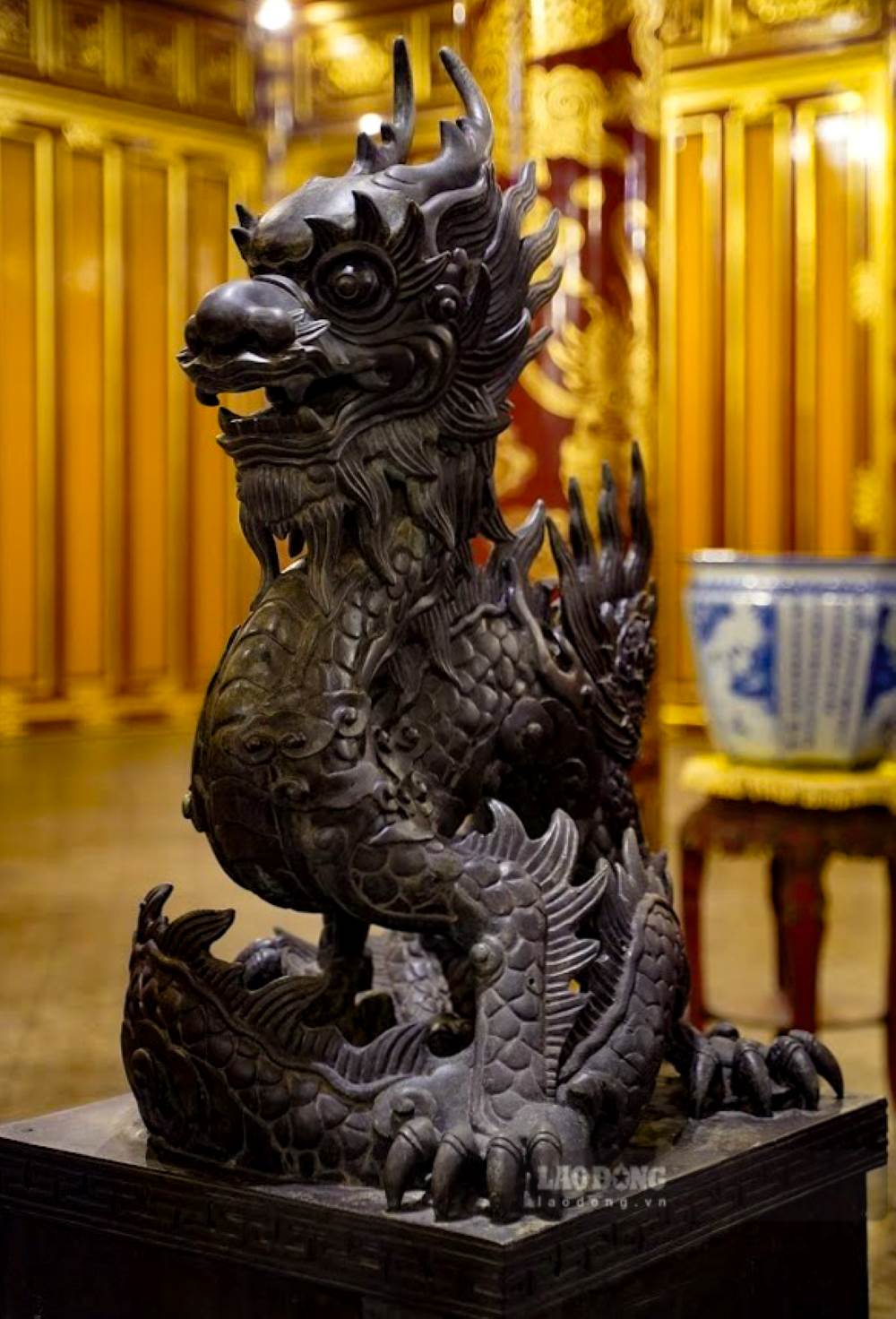 Bảo vật quốc gia cặp tượng rồng thời Thiệu Trị hiện đang được đặt bên trong điện Thái Hòa (Đại nội Huế). Ảnh: Nguyễn Luân.