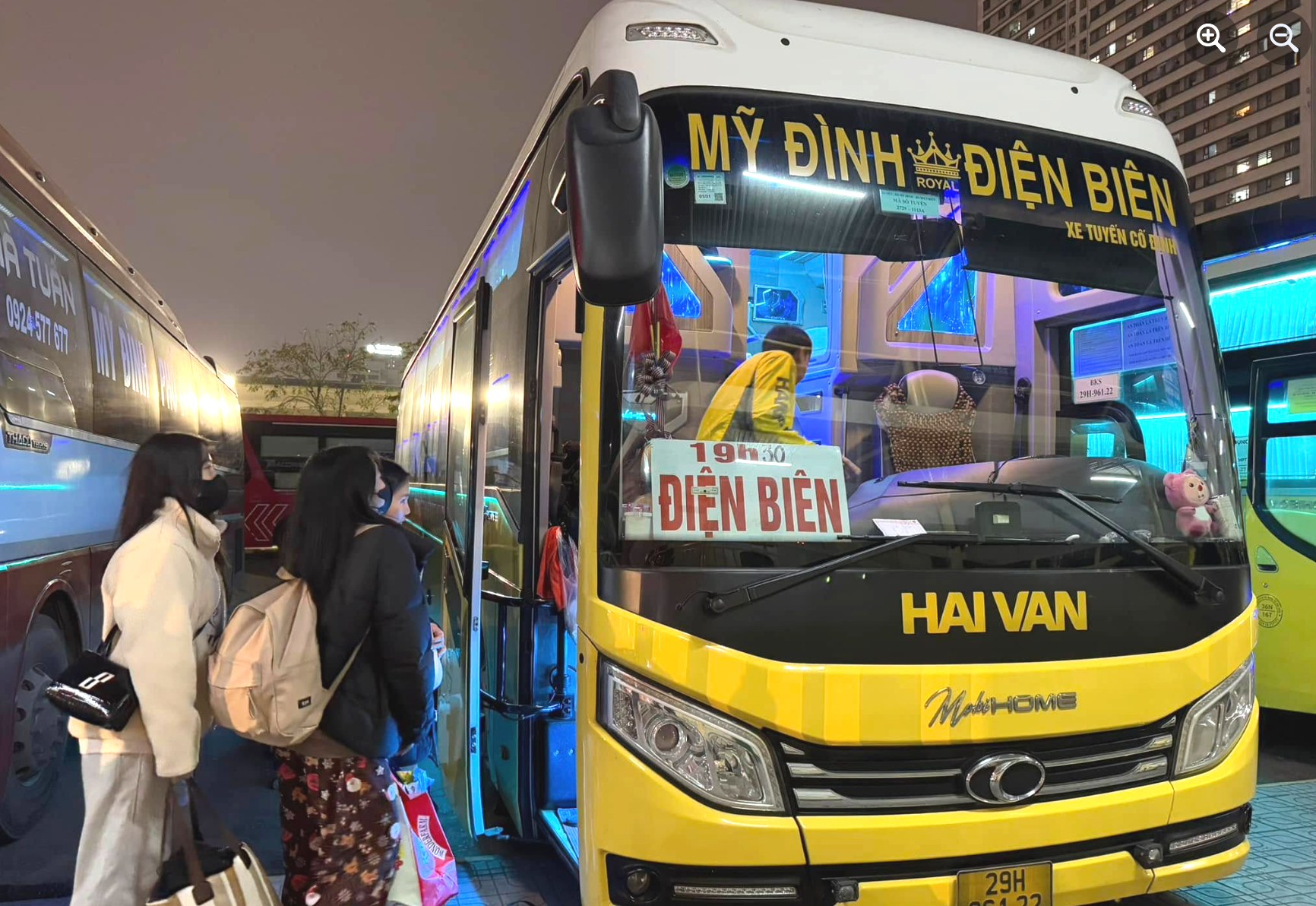 Đặt trước xe khách dịp Tết: Tuyến “cháy vé”, tuyến vắng vẻ- Ảnh 1. Đặt trước xe khách dịp Tết: Tuyến “cháy vé”, tuyến vắng vẻ- Ảnh 1.