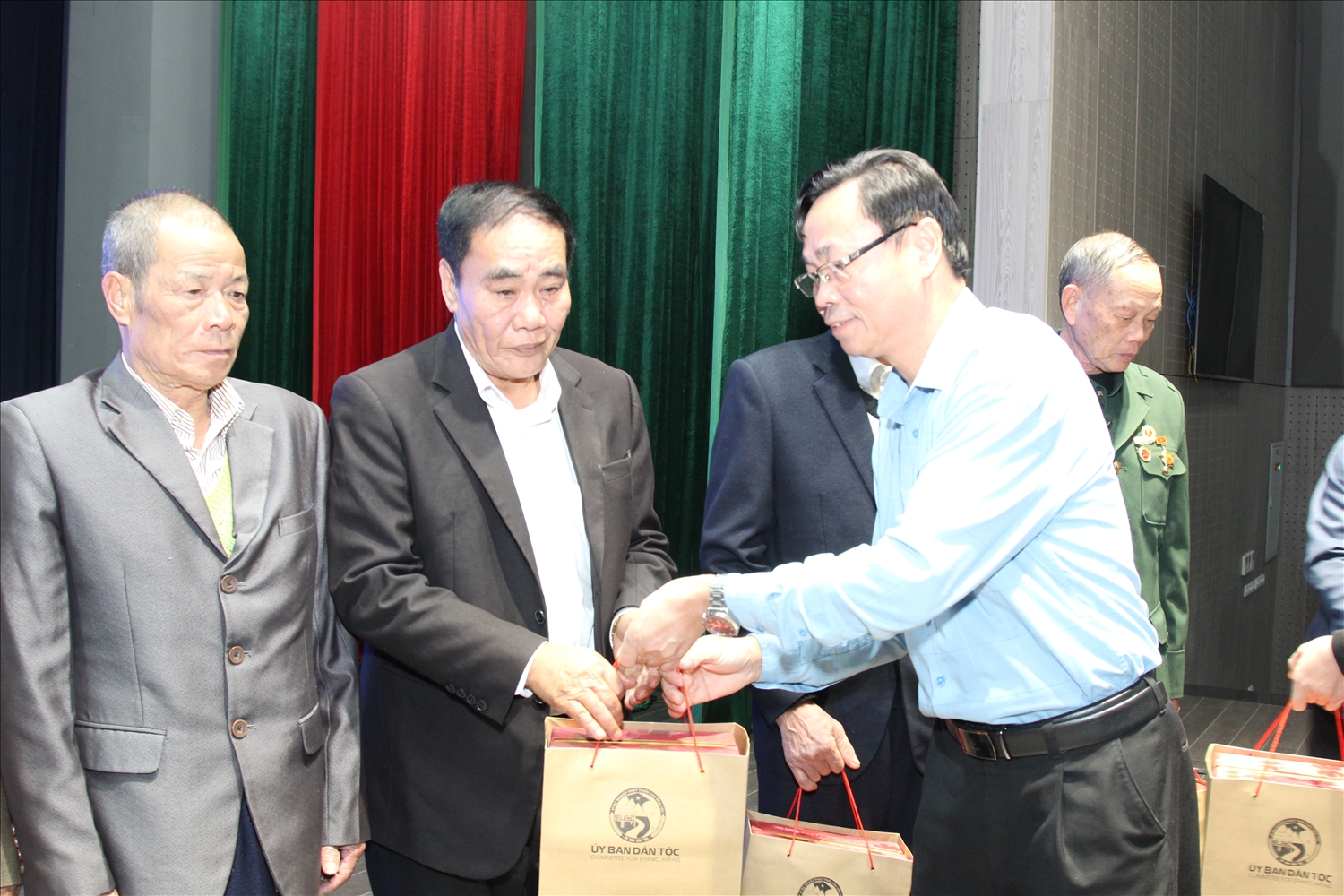 Ông Lưu Xuân Thủy - Vụ trưởng Vụ DTTS tặng quà của UBDT cho các đại biểu Ông Lưu Xuân Thủy - Vụ trưởng Vụ DTTS tặng quà của UBDT cho các đại biểu