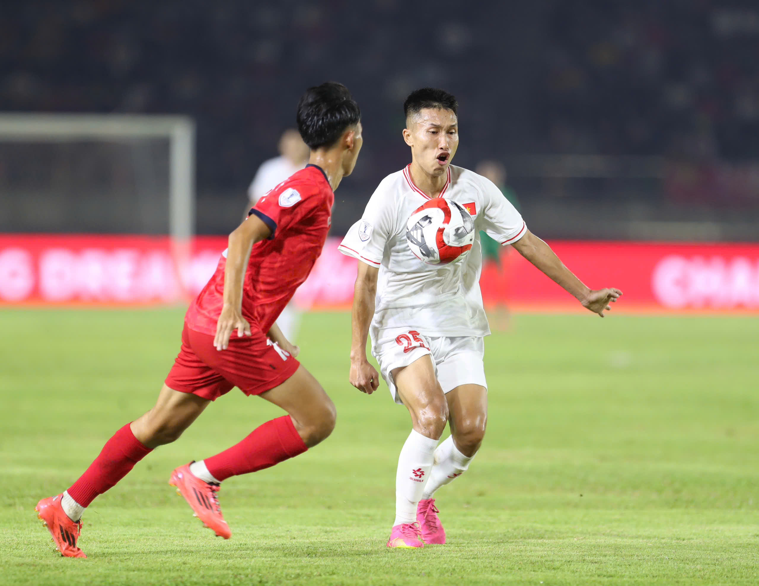 V-League còn nhiều 'hiện tượng' như Đình Triệu hay Ngọc Tân, thầy Kim đừng bỏ lỡ...- Ảnh 1. V-League còn nhiều 'hiện tượng' như Đình Triệu hay Ngọc Tân, thầy Kim đừng bỏ lỡ...- Ảnh 1.