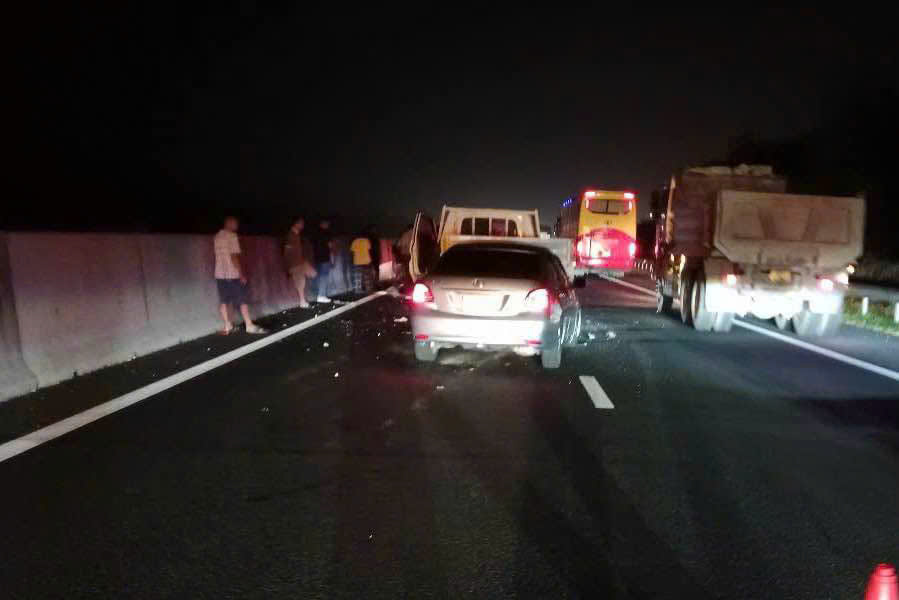 Va chạm liên tiếp, đường cao tốc Phan Thiết - Dầu Giây ùn ứ nhiều km- Ảnh 1. Va chạm liên tiếp, đường cao tốc Phan Thiết - Dầu Giây ùn ứ nhiều km- Ảnh 1.