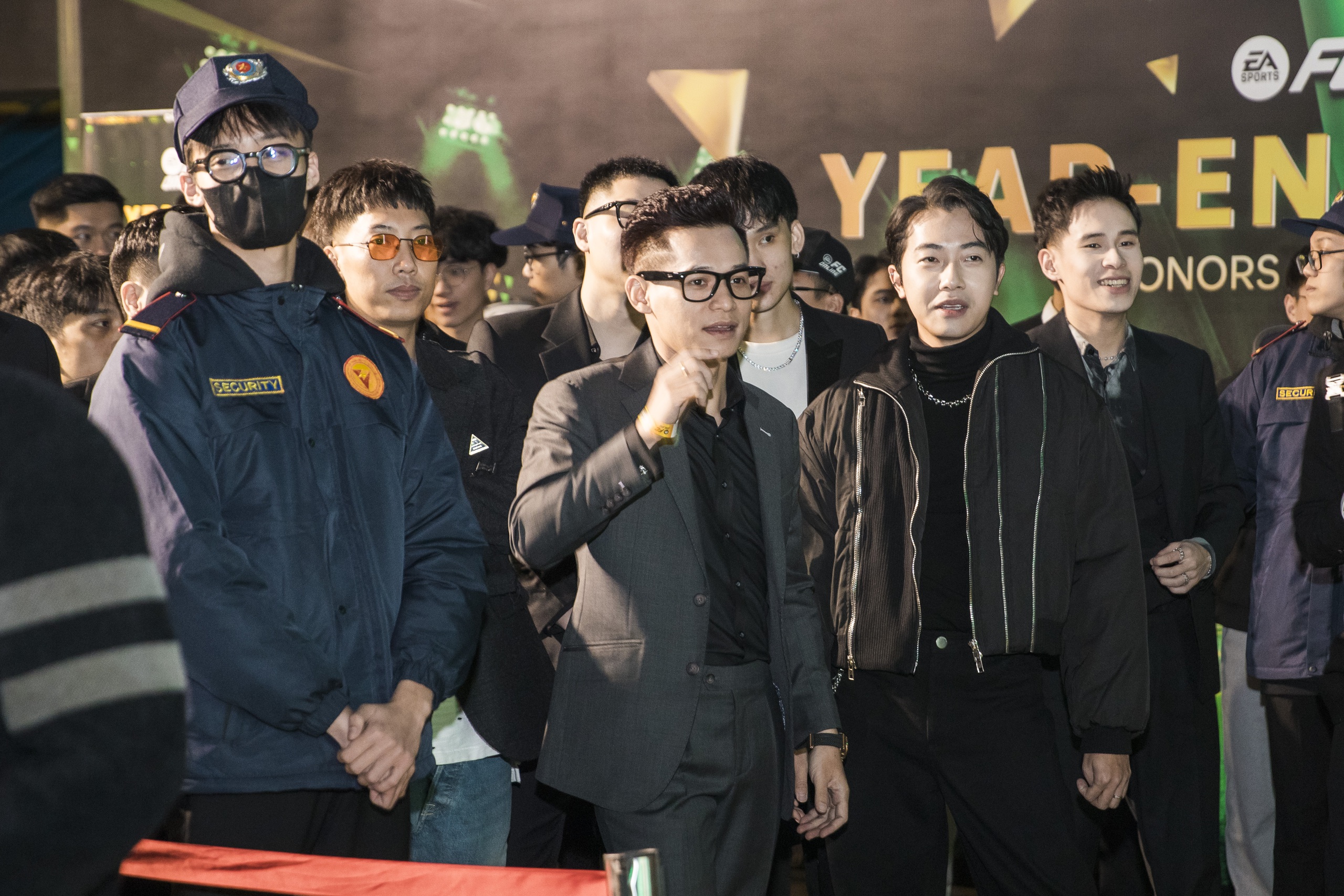 Văn Toàn hội ngộ 2 streamer đình đám Độ Mixi và Cris Phan- Ảnh 1. Văn Toàn hội ngộ 2 streamer đình đám Độ Mixi và Cris Phan- Ảnh 1.