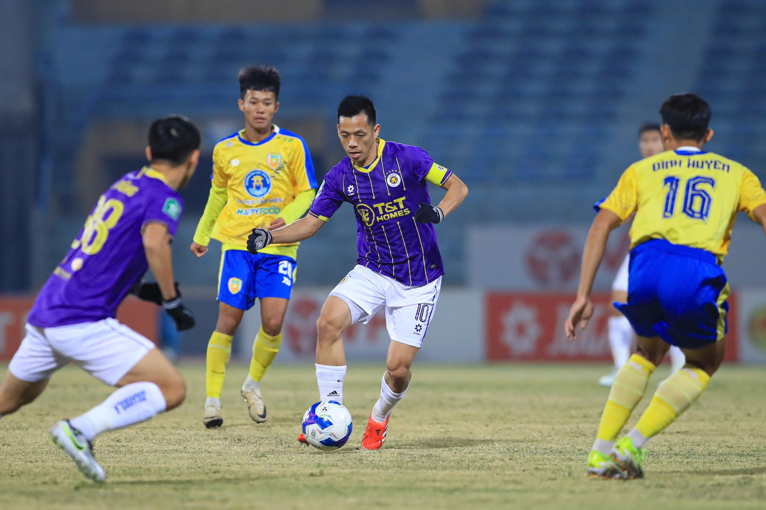 Vắng loạt người hùng ở AFF Cup 2024, CLB Hà Nội thua sốc đội Đồng Tháp- Ảnh 1. Vắng loạt người hùng ở AFF Cup 2024, CLB Hà Nội thua sốc đội Đồng Tháp- Ảnh 1.