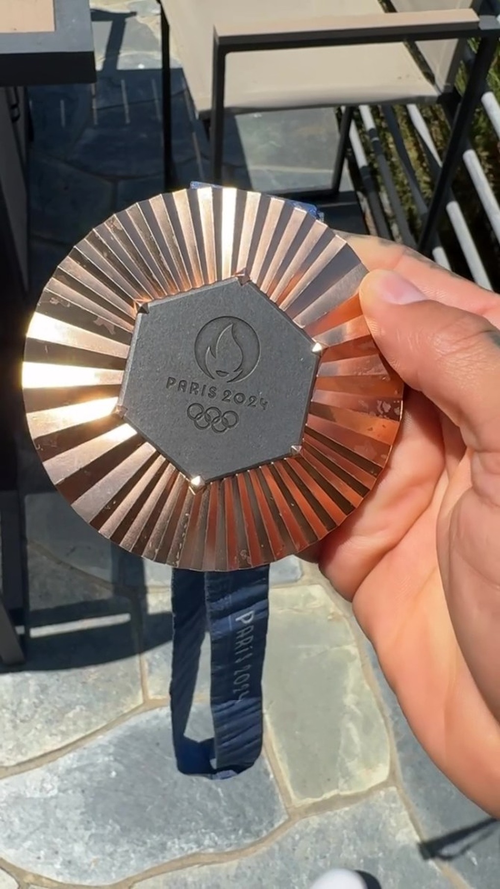 Vì sao hơn 100 VĐV bất ngờ đồng loạt trả lại huy chương Olympic 2024? - 2 Vì sao hơn 100 VĐV bất ngờ đồng loạt trả lại huy chương Olympic 2024? - 2