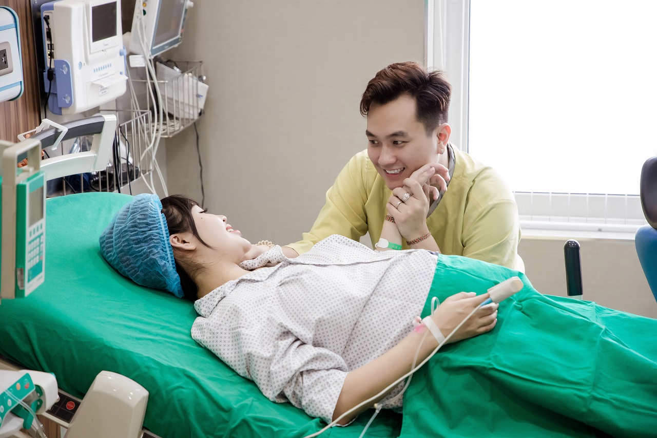 Tổng thống Hàn Quốc Yoon Suk Yeol (thứ ba từ phải sang) tham quan khu trưng bày của VKIST tại Trung tâm nghiên cứu và phát triển ở Hà Nội của Samsung - Ảnh: TTXVN - Vietnam.vn Vợ chồng diễn viên Anh Tuấn chọn phòng sinh gia đình