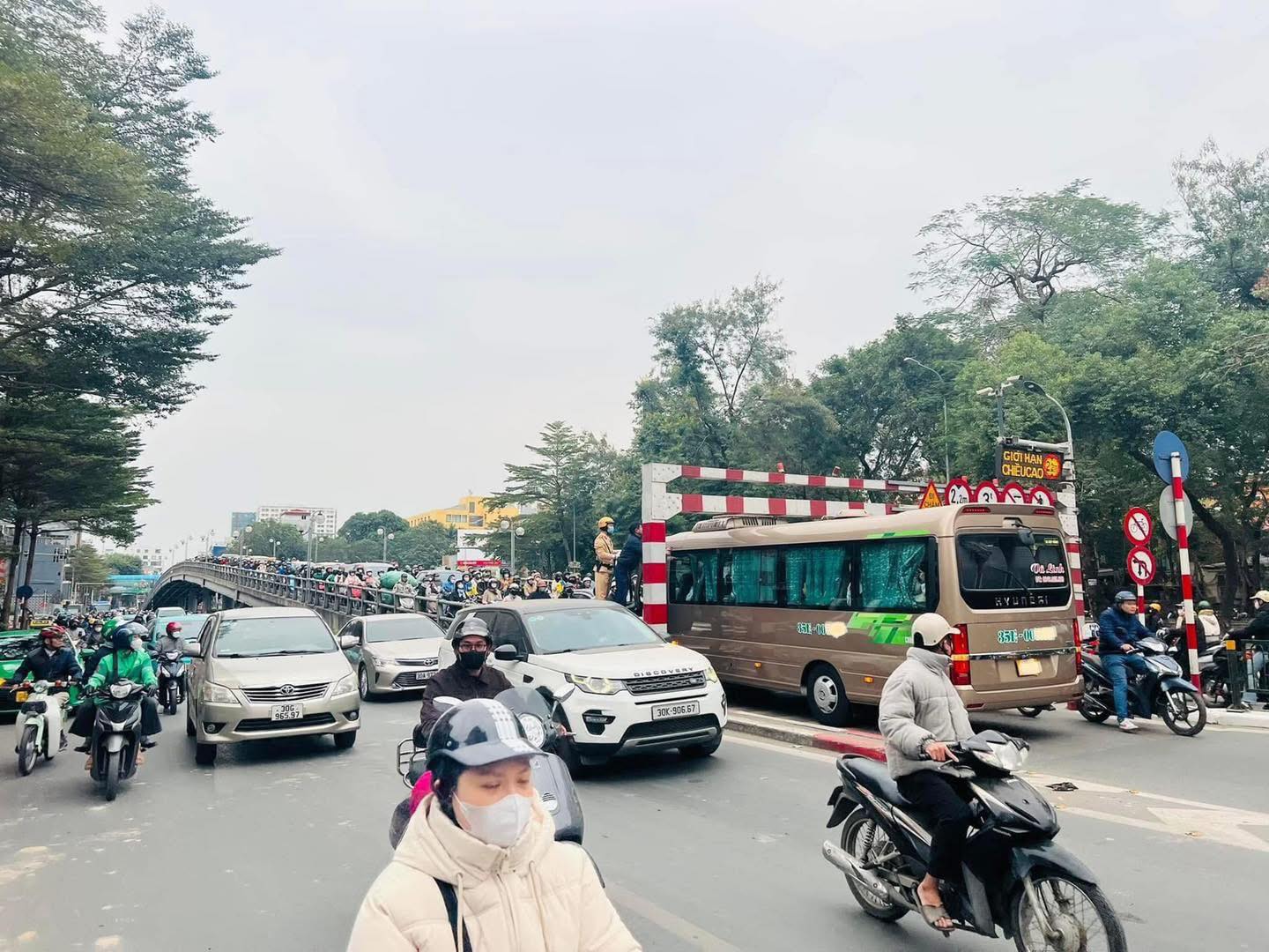 Hà Nội: Xe khách đi ngược chiều mắc kẹt tại cầu vượt Tây Sơn- Ảnh 1. Hà Nội: Xe khách đi ngược chiều mắc kẹt tại cầu vượt Tây Sơn- Ảnh 1.