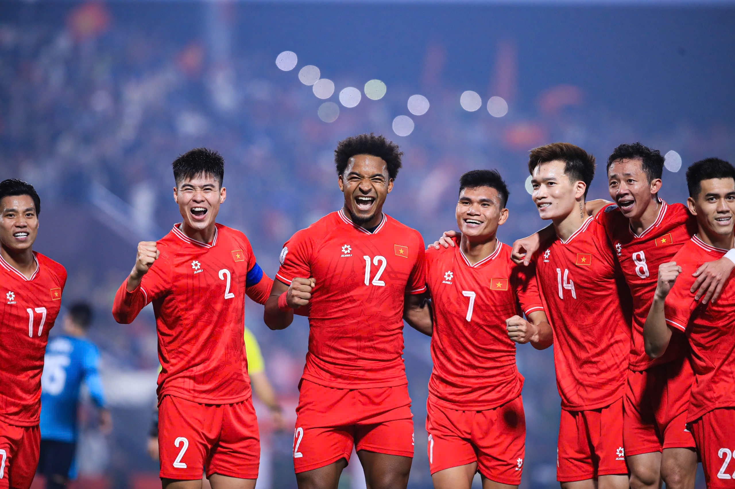 Nguyễn Xuân Son (giữa) cùng các cầu thủ đội tuyển Việt Nam Nguyễn Xuân Son (giữa) cùng các cầu thủ đội tuyển Việt Nam