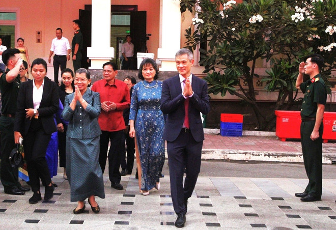 Đại sứ Việt Nam tại Campuchia Nguyễn Minh Vũ đón tiếp Samdech Men Sam An, Cố vấn tối cao trực tiếp của Quốc vương Campuchia, Phó Chủ tịch Đảng Nhân dân Campuchia (CPP), Chủ tịch Hội Hữu nghị Campuchia-Việt Nam đến dự chương trình Xuân quê hương 2025. (Ảnh: Hoàng Minh/TTXVN) campuchia-3.jpg