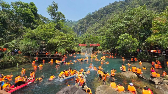 Suối Nước Moọc luôn kín khách đến tắm mát Suối Nước Moọc luôn kín khách đến tắm mát