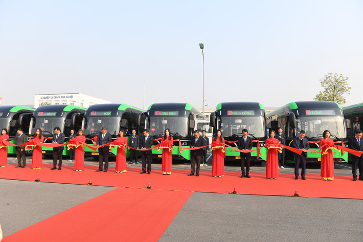 Dòng xe buýt điện cỡ nhỏ, sức chứa tối đa 60 người đã được bàn giao cho 3 đơn vị vận tải Hà Nội là Transerco và Bảo Yến để đi vào vận hành ngay trong năm 2025. Ảnh: PV a1.jpg