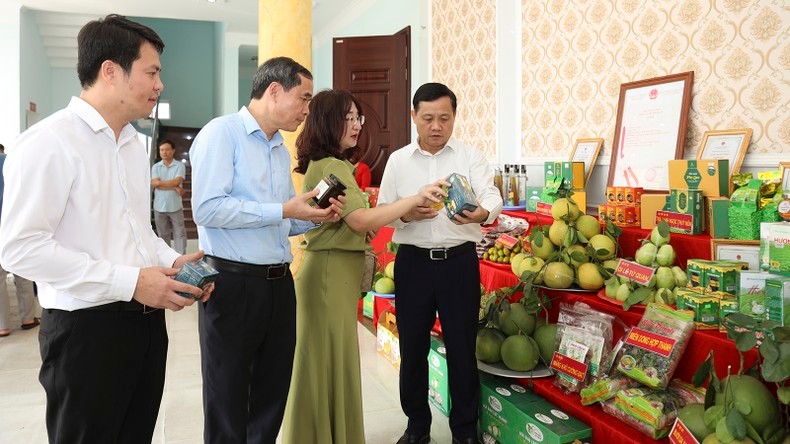Đại biểu tham quan gian hàng trưng bày sản phẩm xuất khẩu tại buổi lễ. Đại biểu tham quan gian hàng trưng bày sản phẩm xuất khẩu tại buổi lễ.