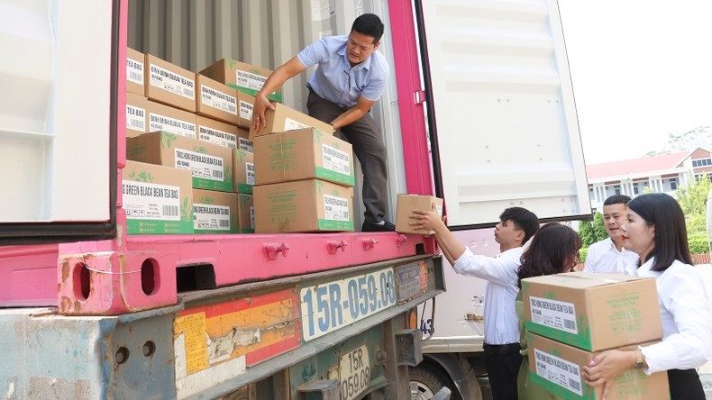 Chuyến hàng đầu tiên của nông sản tỉnh Tuyên Quang xuất khẩu sang thị trường quốc tế với 2.200 sản phẩm đã được đóng theo chai, hộp, lọ và dán tem nhận diện thương hiệu. Chuyến hàng đầu tiên của nông sản tỉnh Tuyên Quang xuất khẩu sang thị trường quốc tế với 2.200 sản phẩm đã được đóng theo chai, hộp, lọ và dán tem nhận diện thương hiệu.