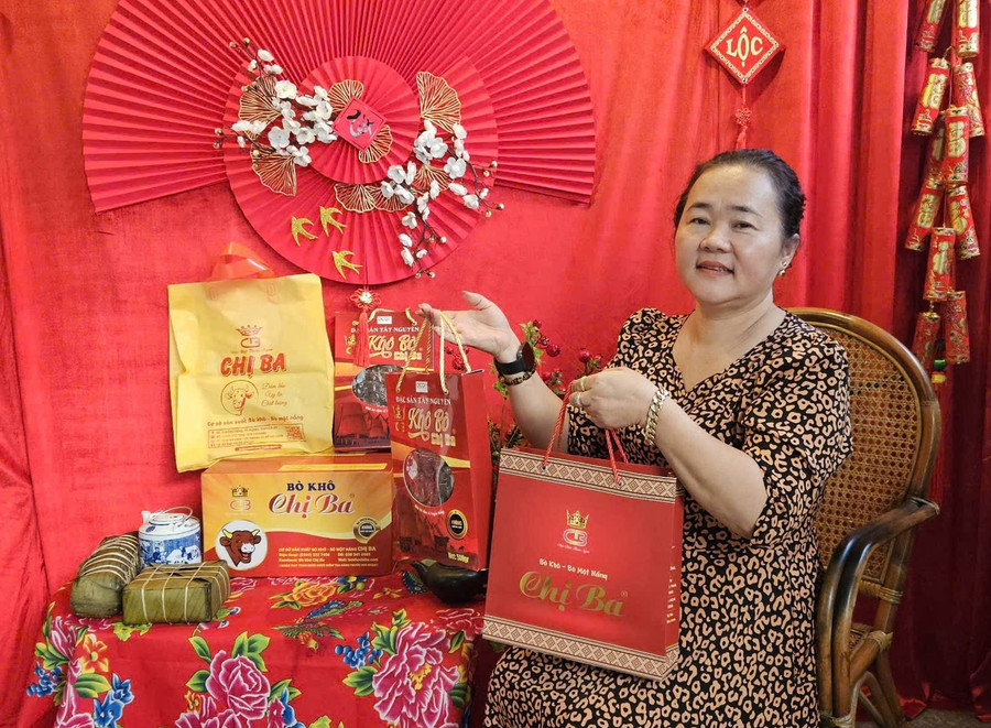 Bà Nguyễn Thị Thanh Yến-Chủ Cơ sở sản xuất bò khô-nai khô Chị Ba giới thiệu các combo quà tết của mình. Ảnh: Đồng Lai ba-nguyen-thi-thanh-yen-chu-co-so-san-xuat-bo-kho-nai-kho-chi-ba-gioi-thieu-cac-combo-qua-tet-cua-minh-anh-dong-lai.jpg