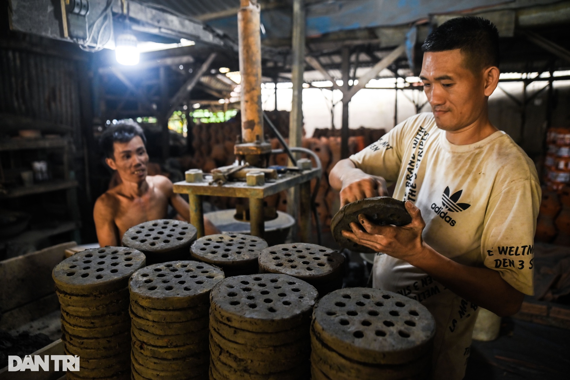 Bên trong xưởng nặn ông Táo cuối cùng ở TPHCM - 1 Bên trong xưởng nặn ông Táo cuối cùng ở TPHCM - 1