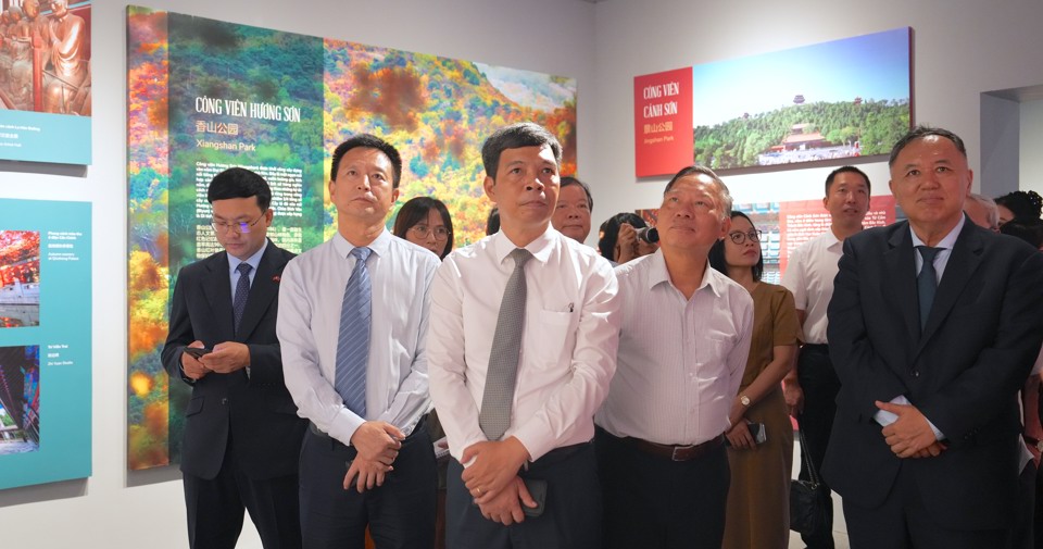 Các đại biểu tham quan triển lãm. Ảnh: Lại Tấn