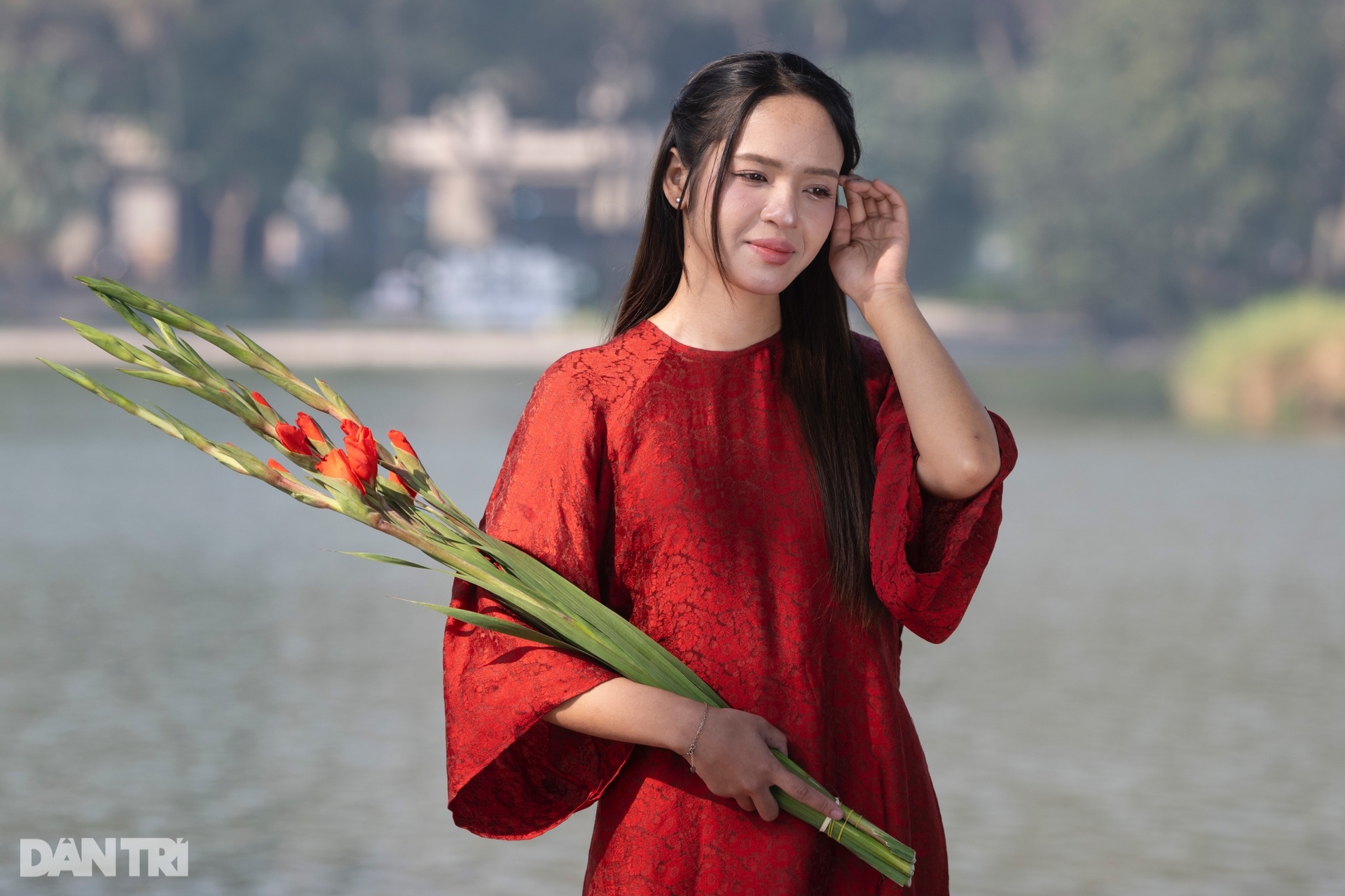 Hà Nội rét 10 độ C, các nàng thơ dậy từ 4h diện áo váy chụp ảnh ở hồ Gươm - 10 Hà Nội rét 10 độ C, các nàng thơ dậy từ 4h diện áo váy chụp ảnh ở hồ Gươm - 10